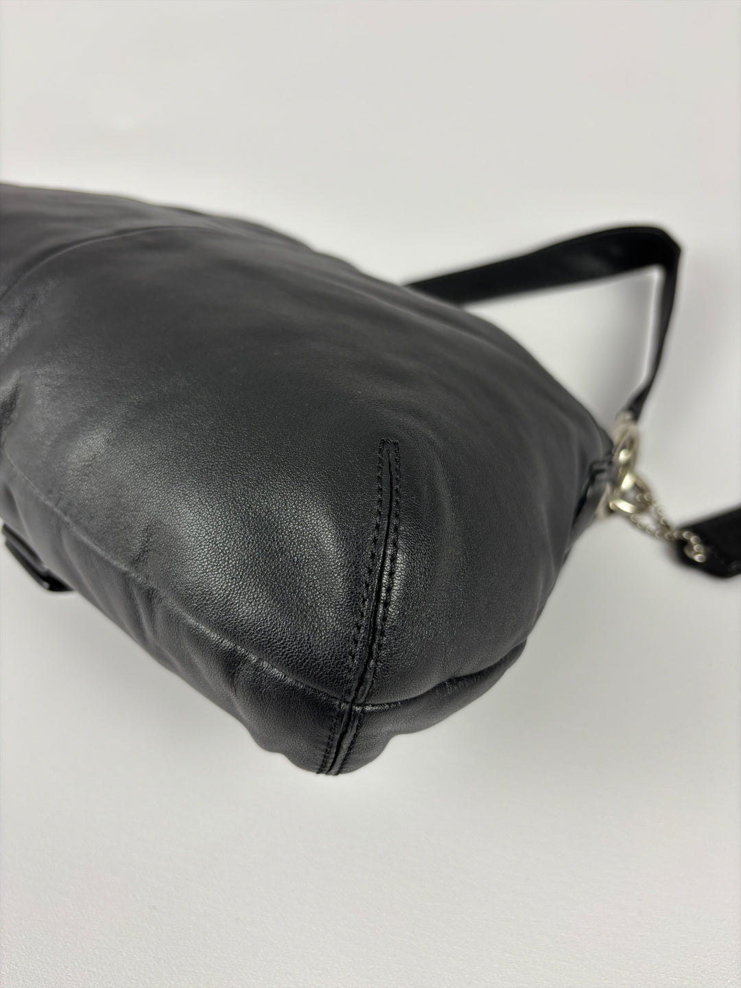 Coach Soho Leather Buckle Flap Shoulder Bag in Schwarz, Detailansicht 10