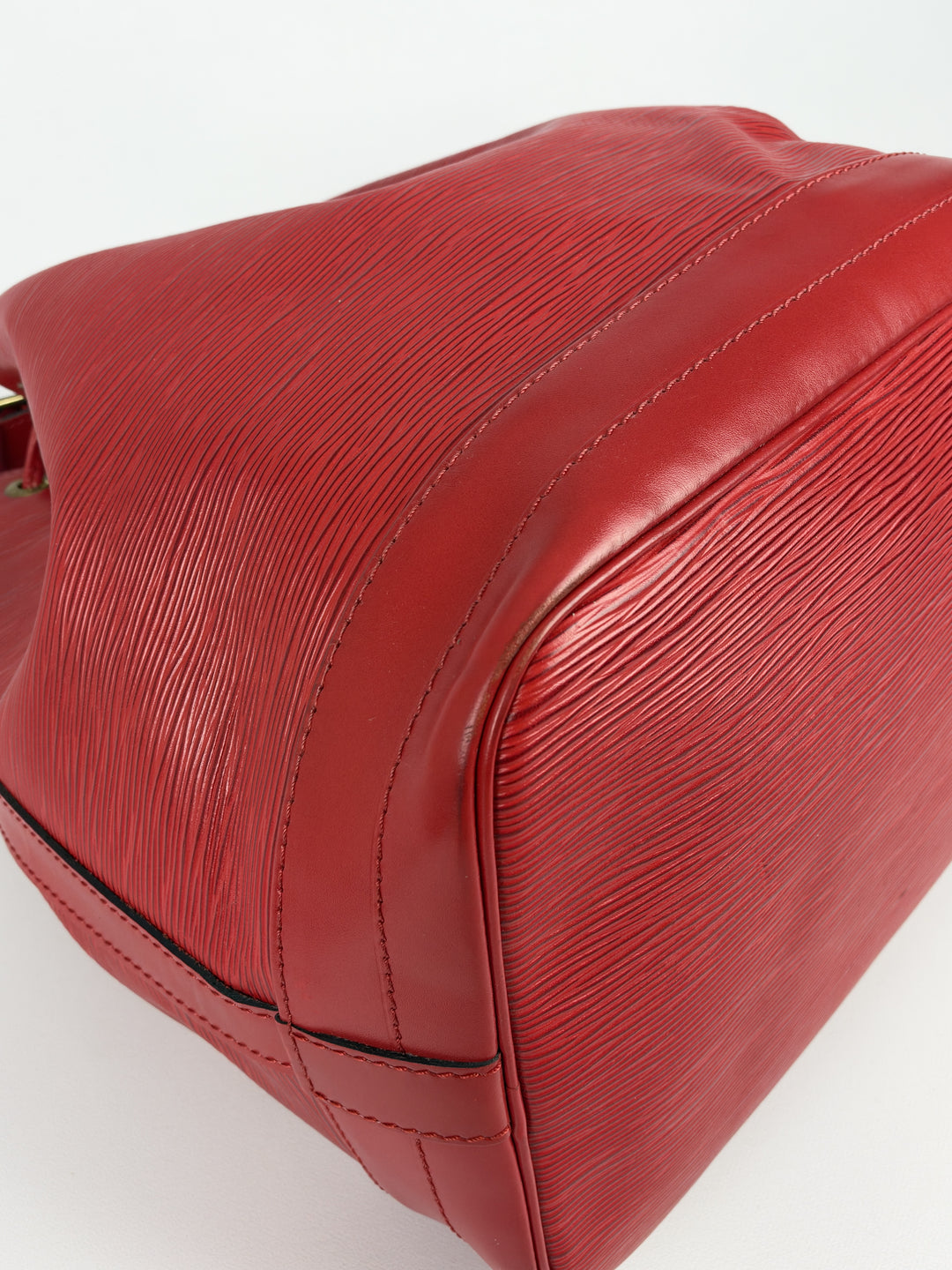 Louis Vuitton Epi Noé GM Shoulder Bag in Rot, Detailansicht 10