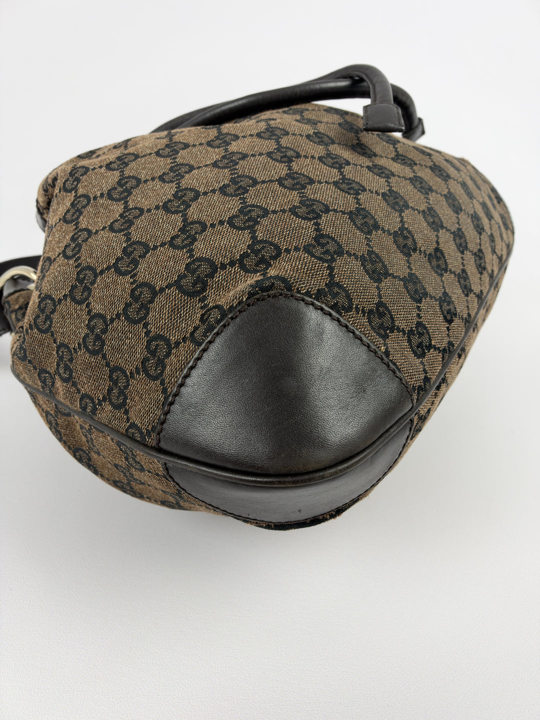 Gucci GG Canvas Drawstring Bucket Shoulder Bag in Braun/Schwarz, Detailansicht 7