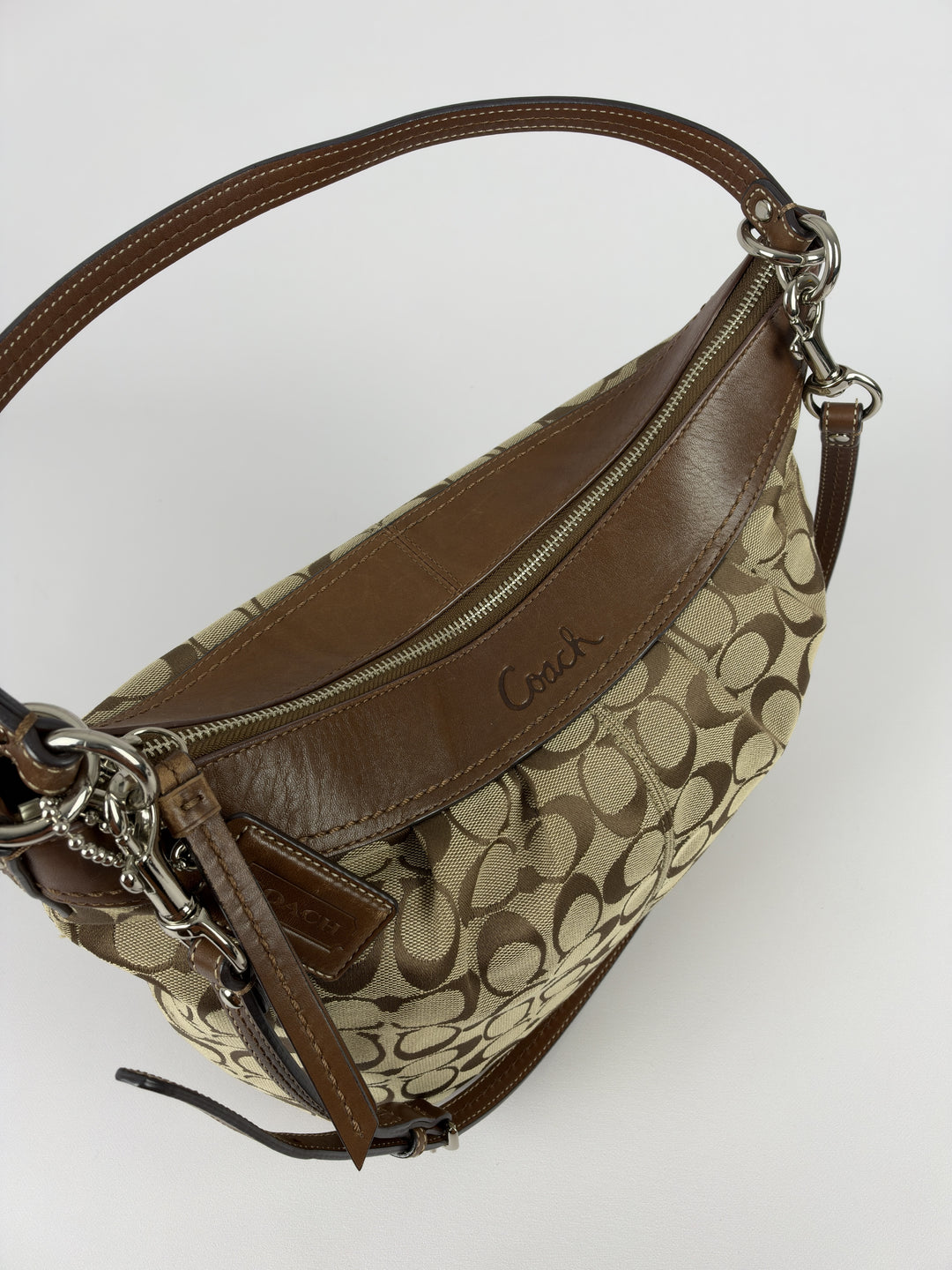 Coach Signature Convertible Hobo Shoulder Bag in Khaki/Braun, Detailansicht 10