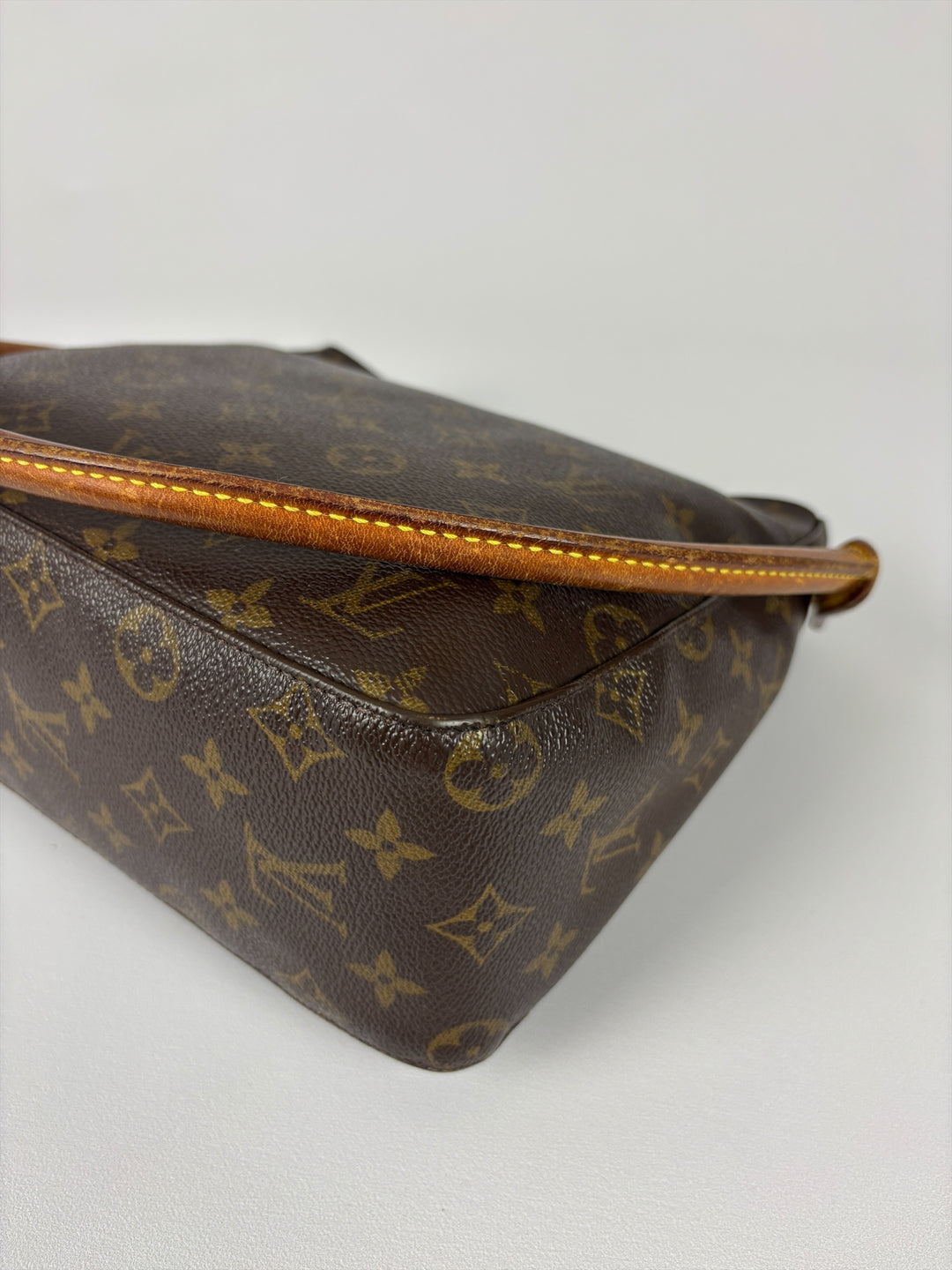 Louis Vuitton Monogram Looping PM Shoulder Bag in Braun, Detailansicht 10