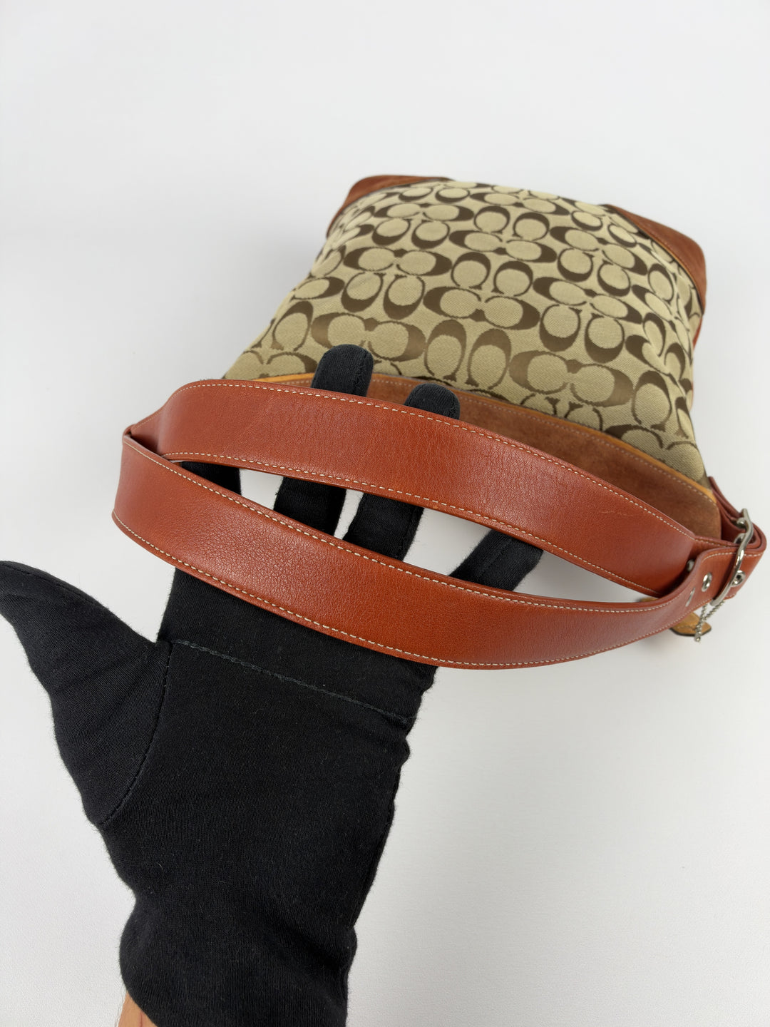 Coach Signature Suede Trim Hobo Shoulder Bag in Khaki/Braun, Detailansicht 10