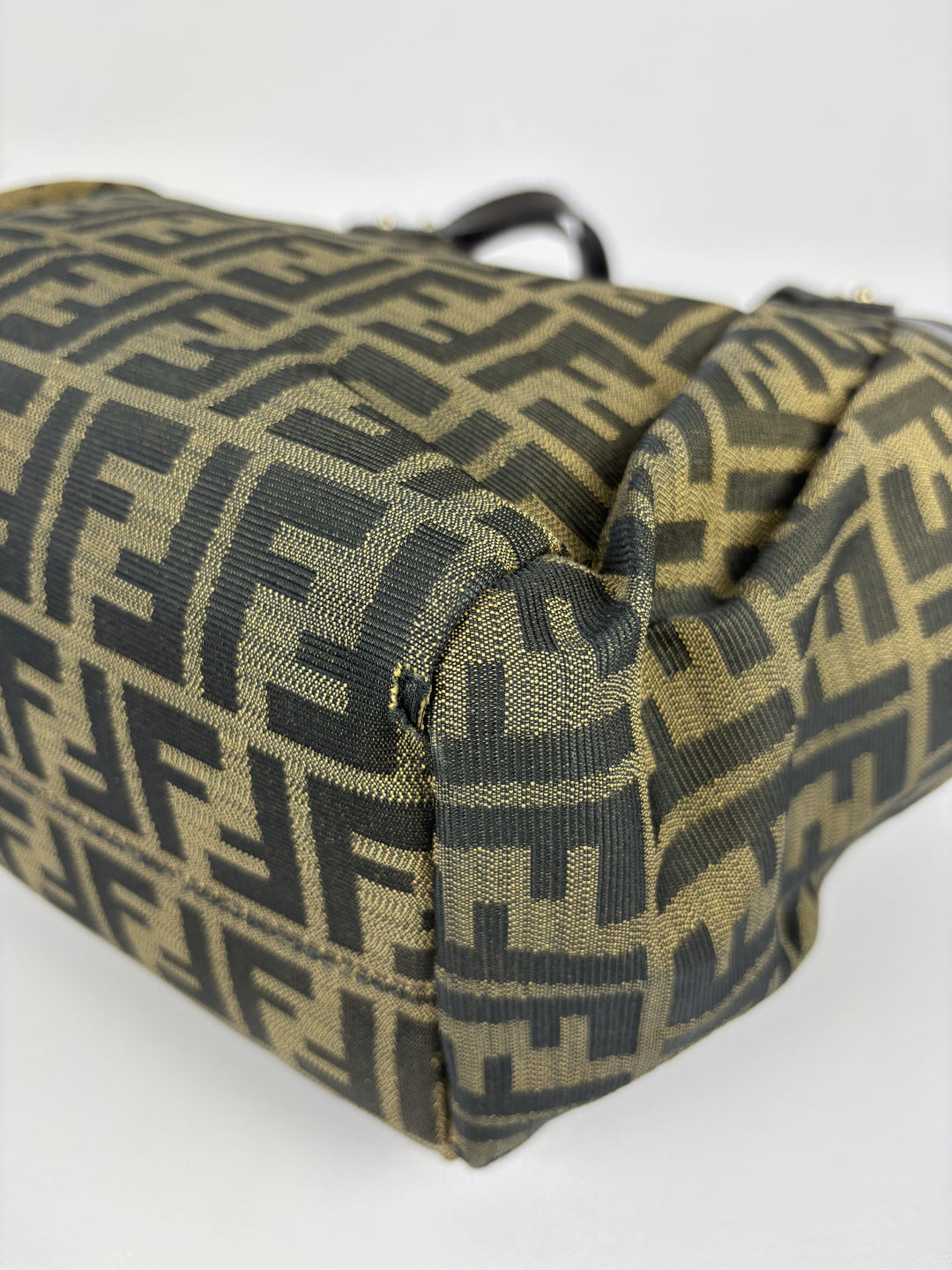 Fendi Zucca Canvas Chef Shoulder Bag in Tabak/Schwarz, Detailansicht 10
