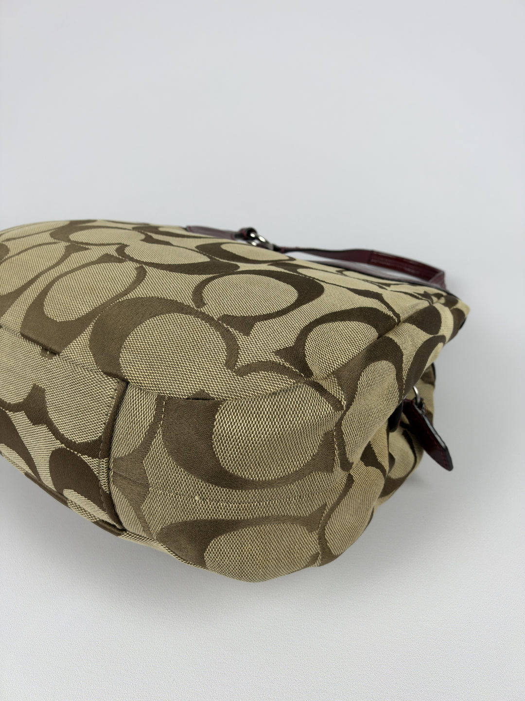 Coach Signature Triple Compartment Hobo Shoulder Bag in Khaki/Braun, Detailansicht 10