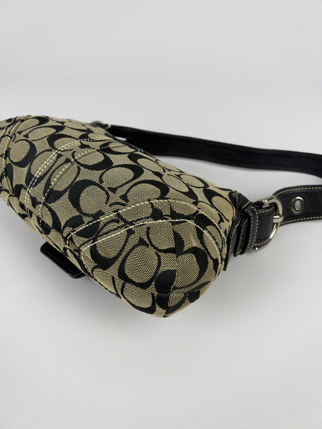 Coach Soho Signature Buckle Flap Baguette Shoulder Bag in Khaki/Schwarz, Detailansicht 10