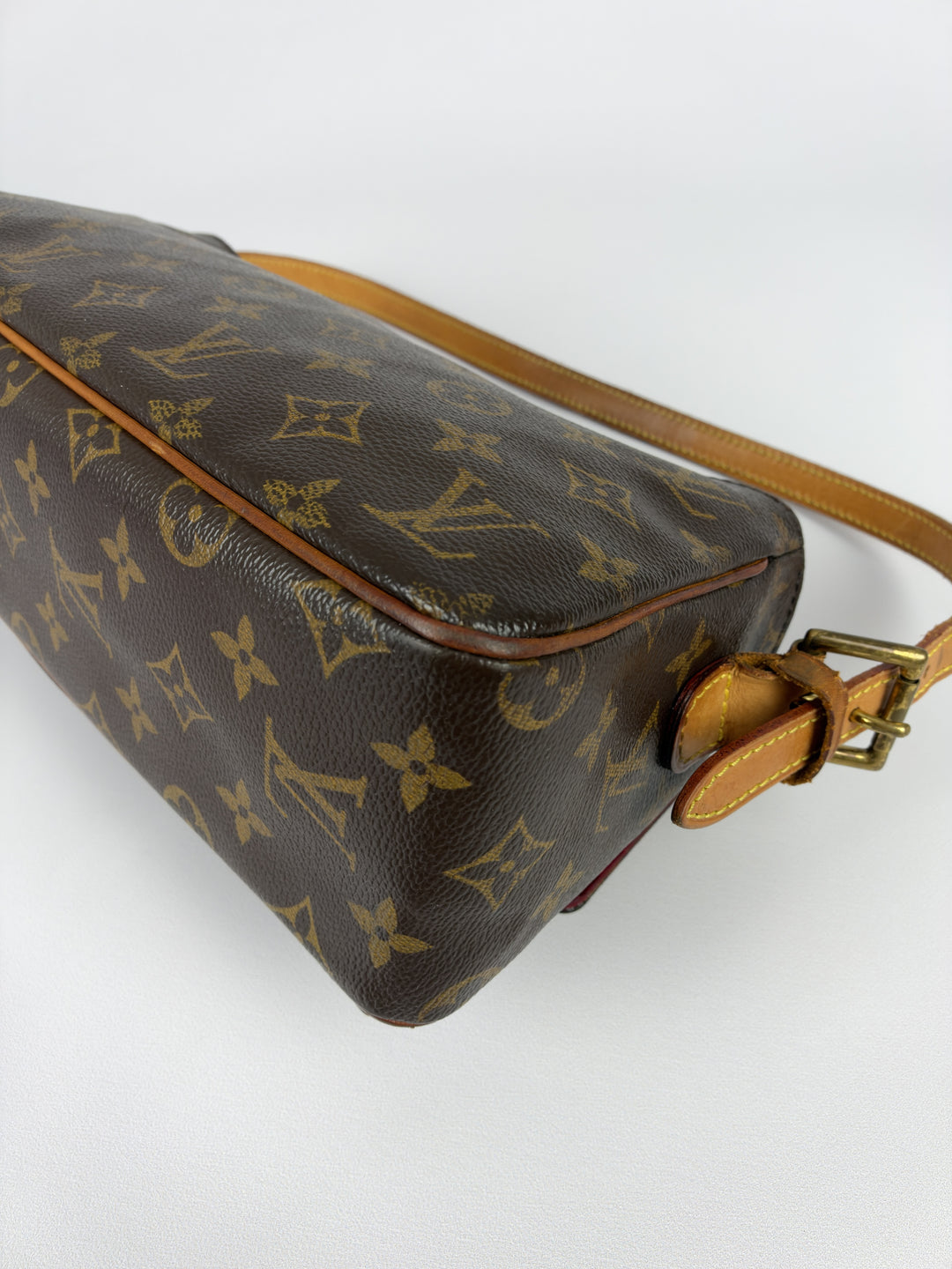 Louis Vuitton Monogram Viva Cité PM Shoulder Bag in Braun, Detailansicht 10