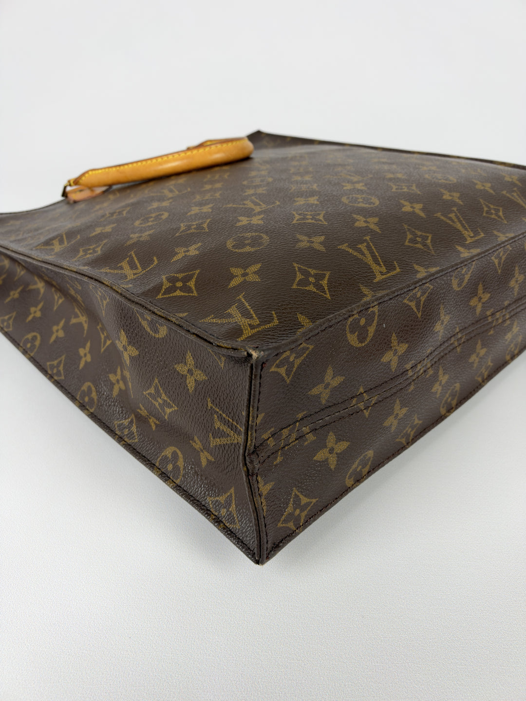 Louis Vuitton Monogram Sac Plat in Braun, Detailansicht 10