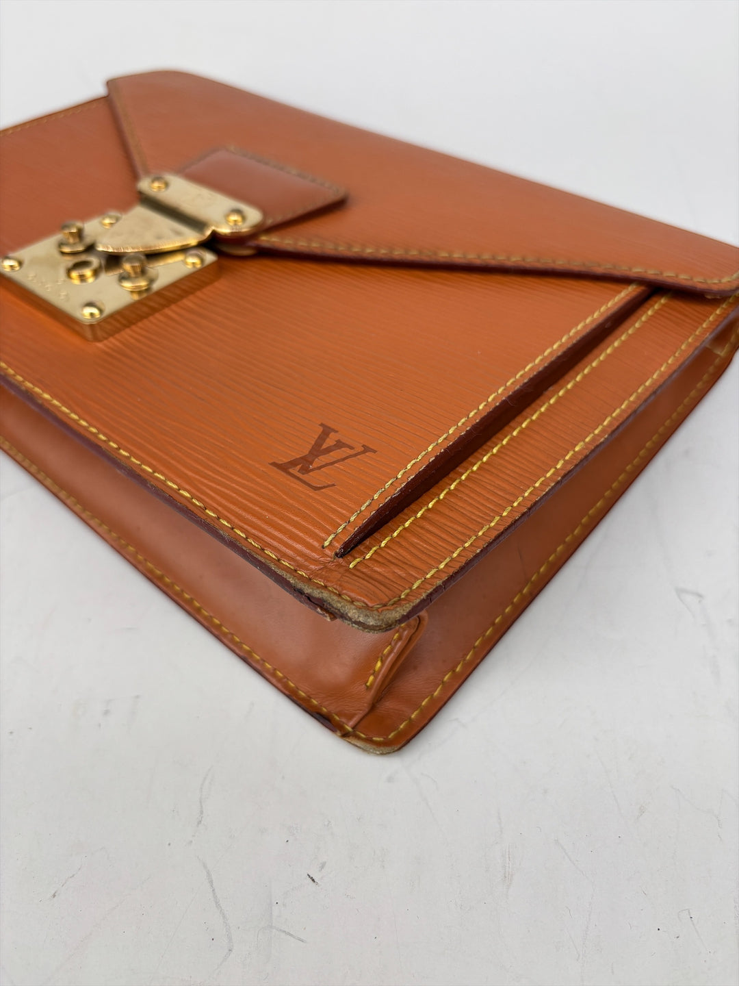 Louis Vuitton Epi Sellier Dragonne Clutch in Kenyan Fawn, Detailansicht 9
