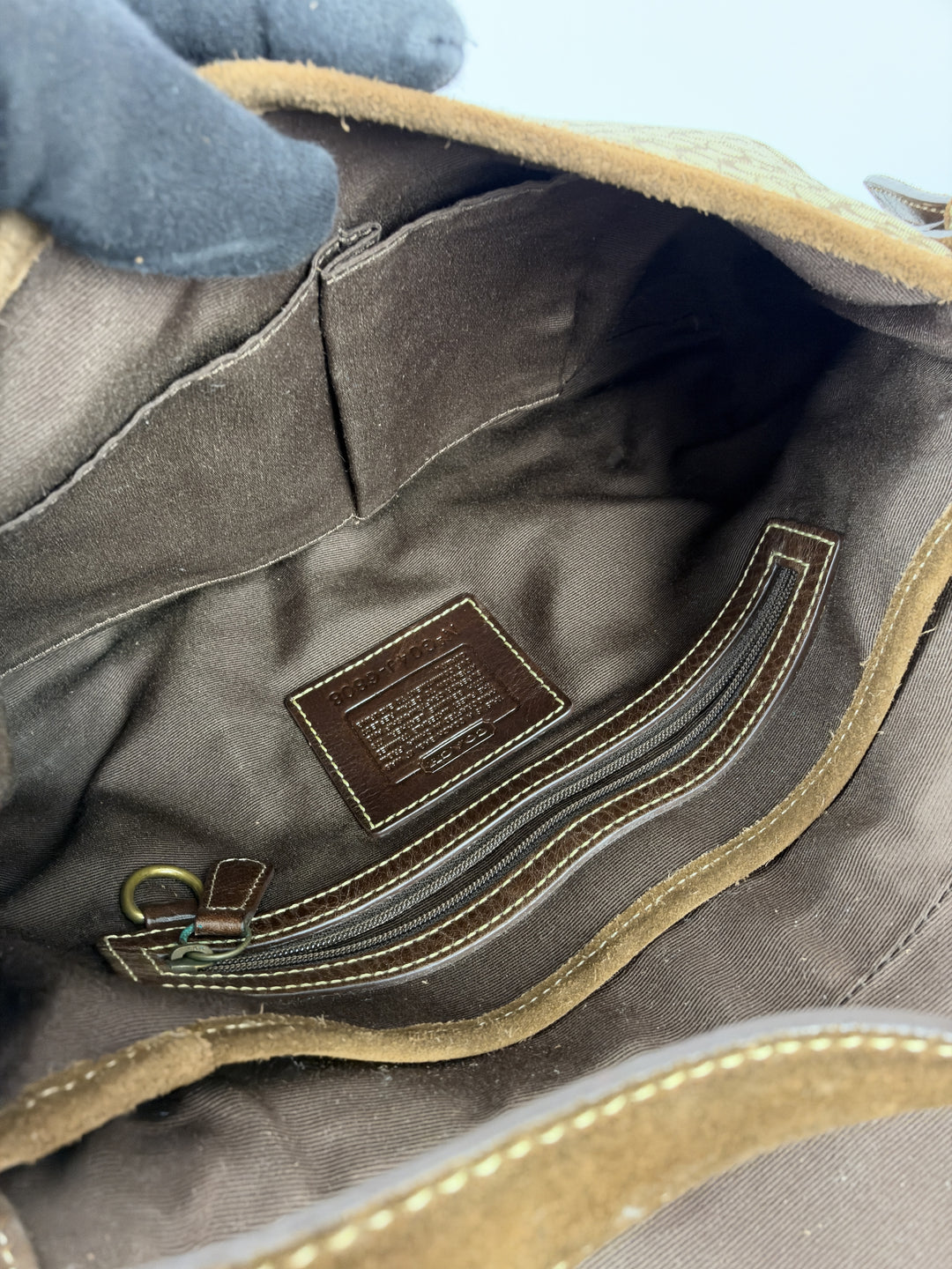 Coach Soho Mini Signature Suede Buckle Flap Shoulder Bag in Khaki/Braun, Detailansicht 11