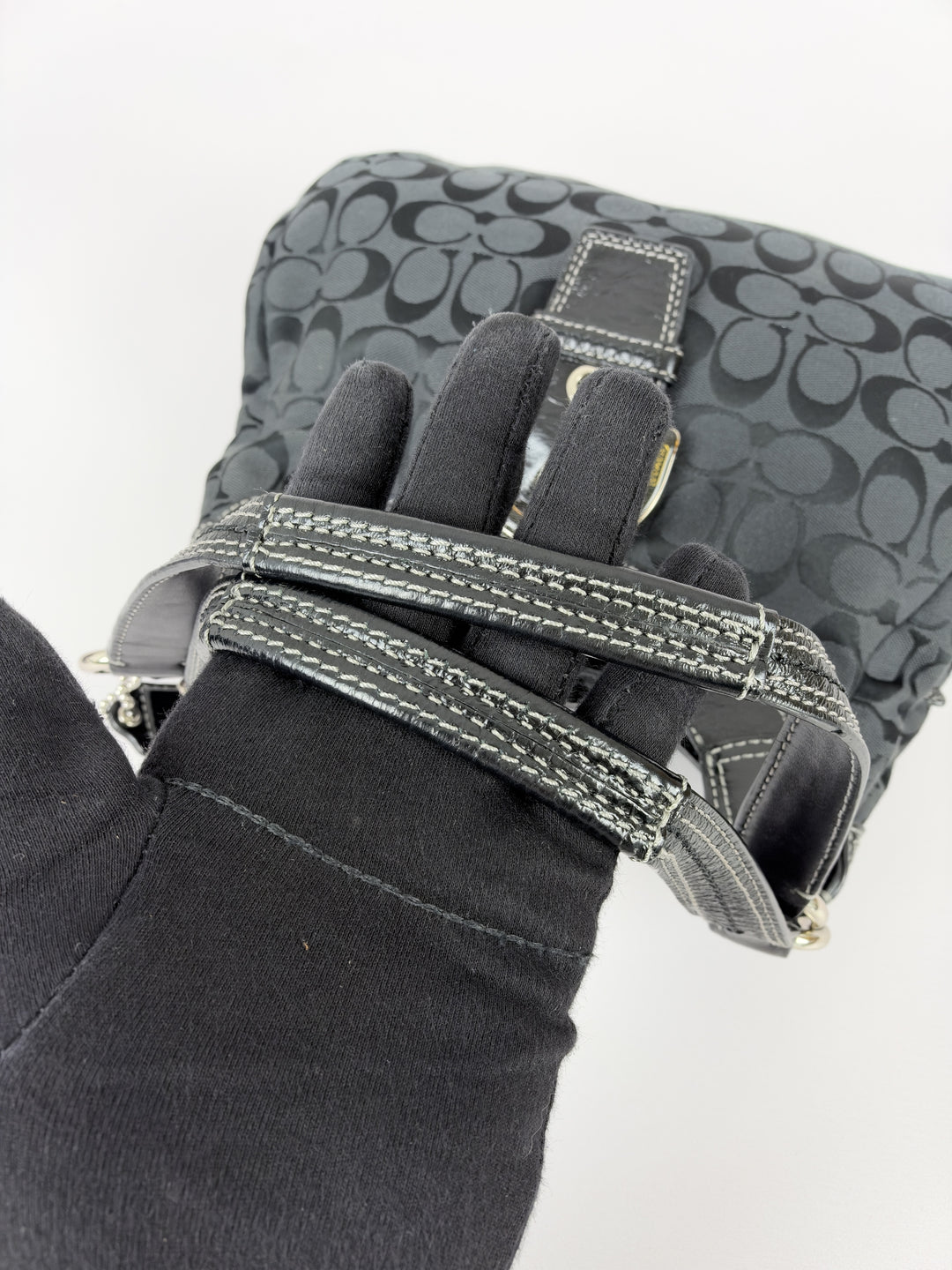 Coach Soho Signature Buckle Hobo Shoulder Bag in Schwarz/Anthrazit, Detailansicht 11