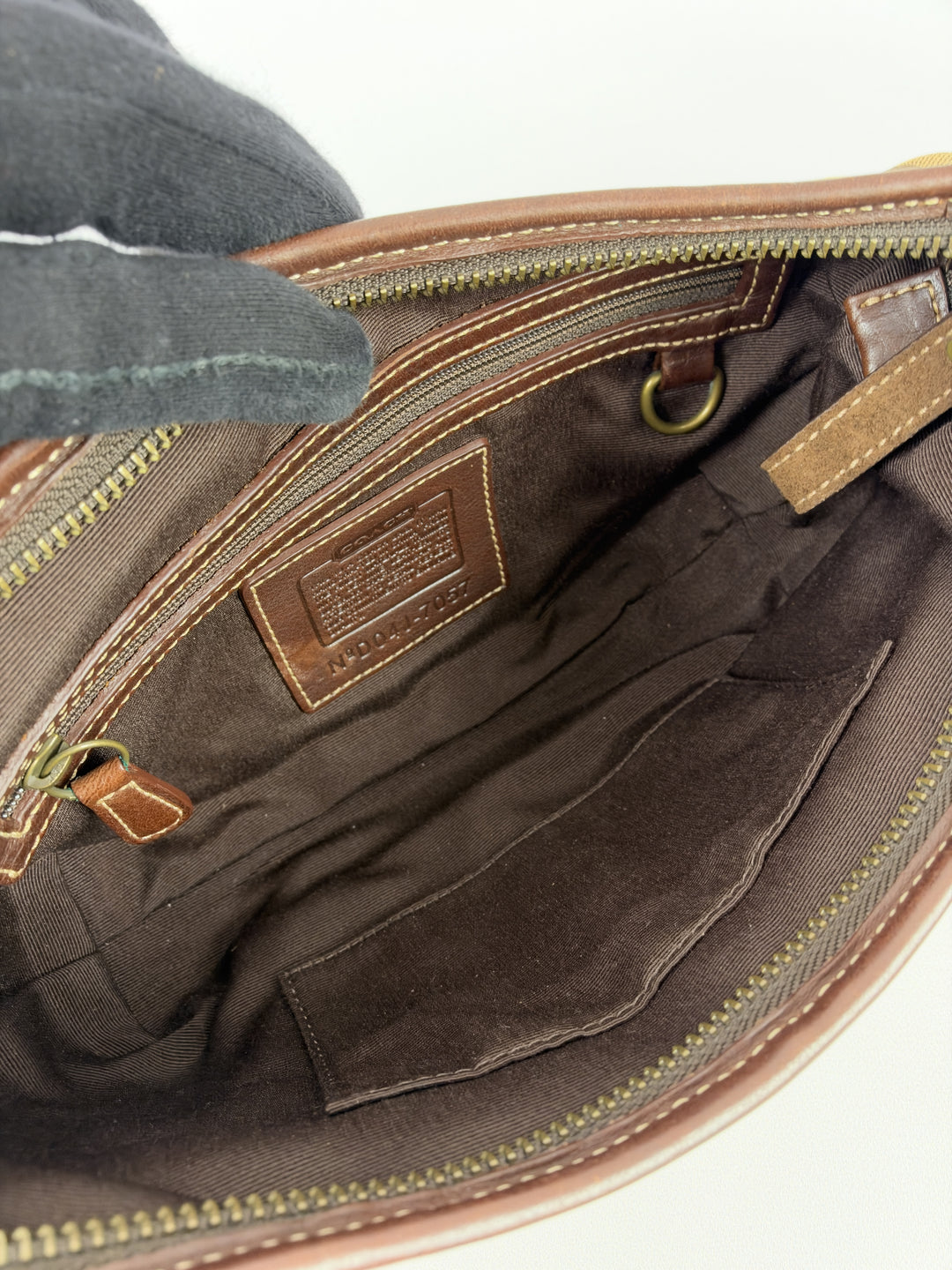 Coach Signature Studded Suede Hobo Shoulder Bag in Khaki/Braun, Detailansicht 11