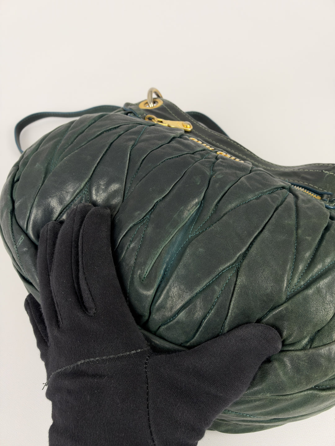 Miu Miu Coffer Matelassé Leather Shoulder Bag in Dunkelgrün, Detailansicht 11