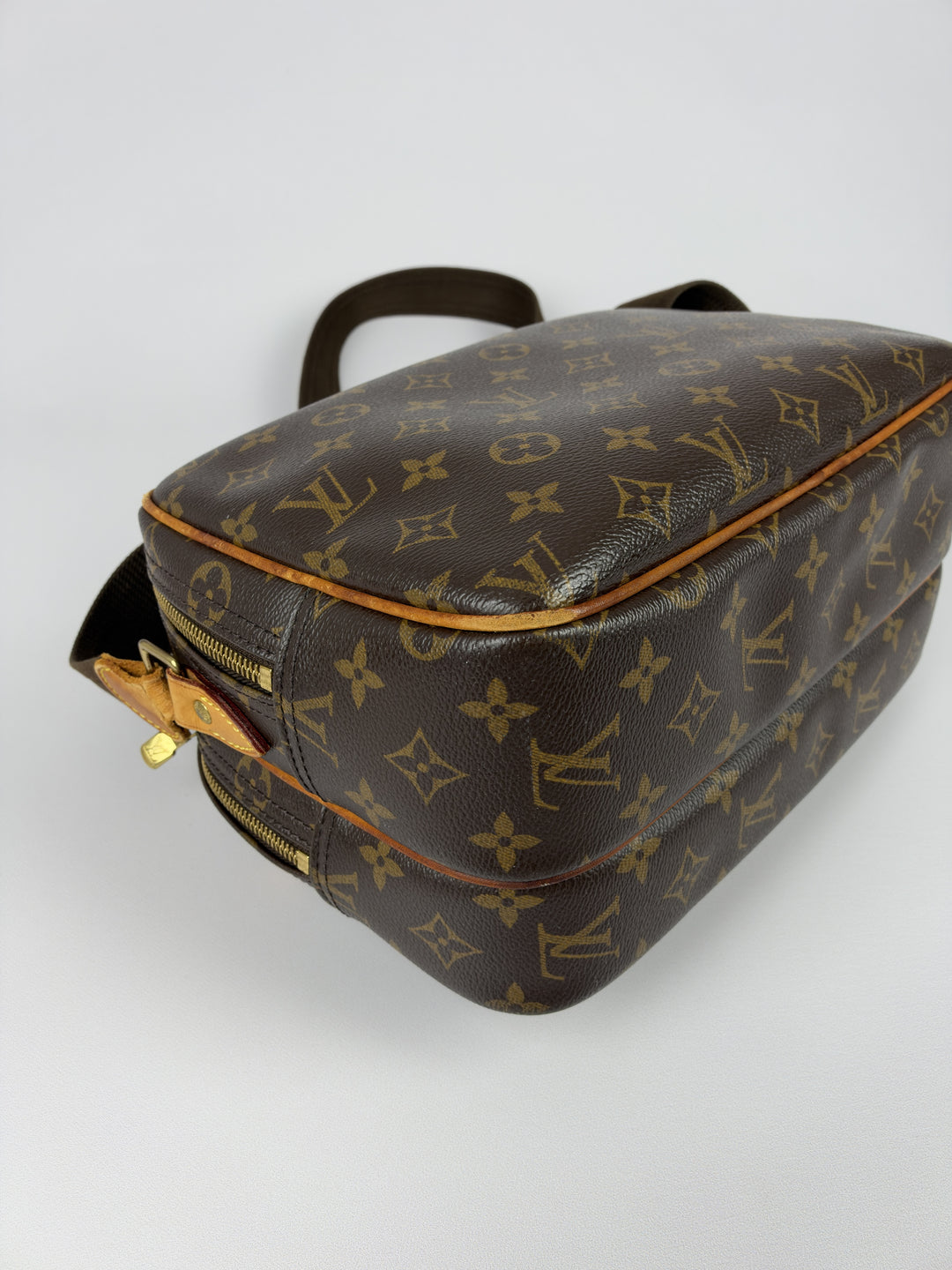 Louis Vuitton Monogram Reporter PM Shoulder Bag in Braun/Beige, Detailansicht 11