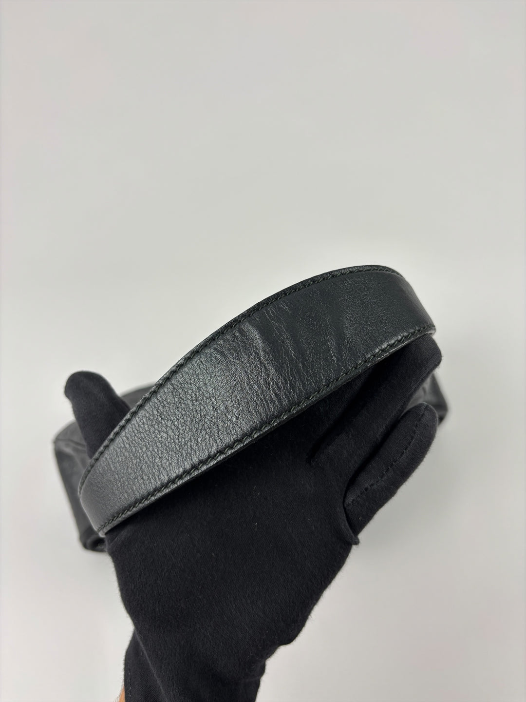 Gucci Guccissima Leather New Britt Hobo Shoulder Bag in Schwarz, Detailansicht 11