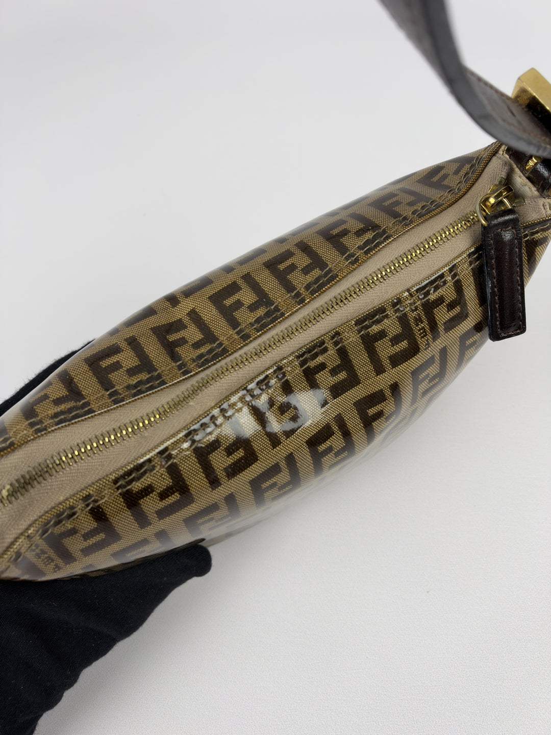 Fendi Zucca Coated Canvas Pochette Shoulder Bag in Tabakbraun/Schwarzbraun, Detailansicht 11