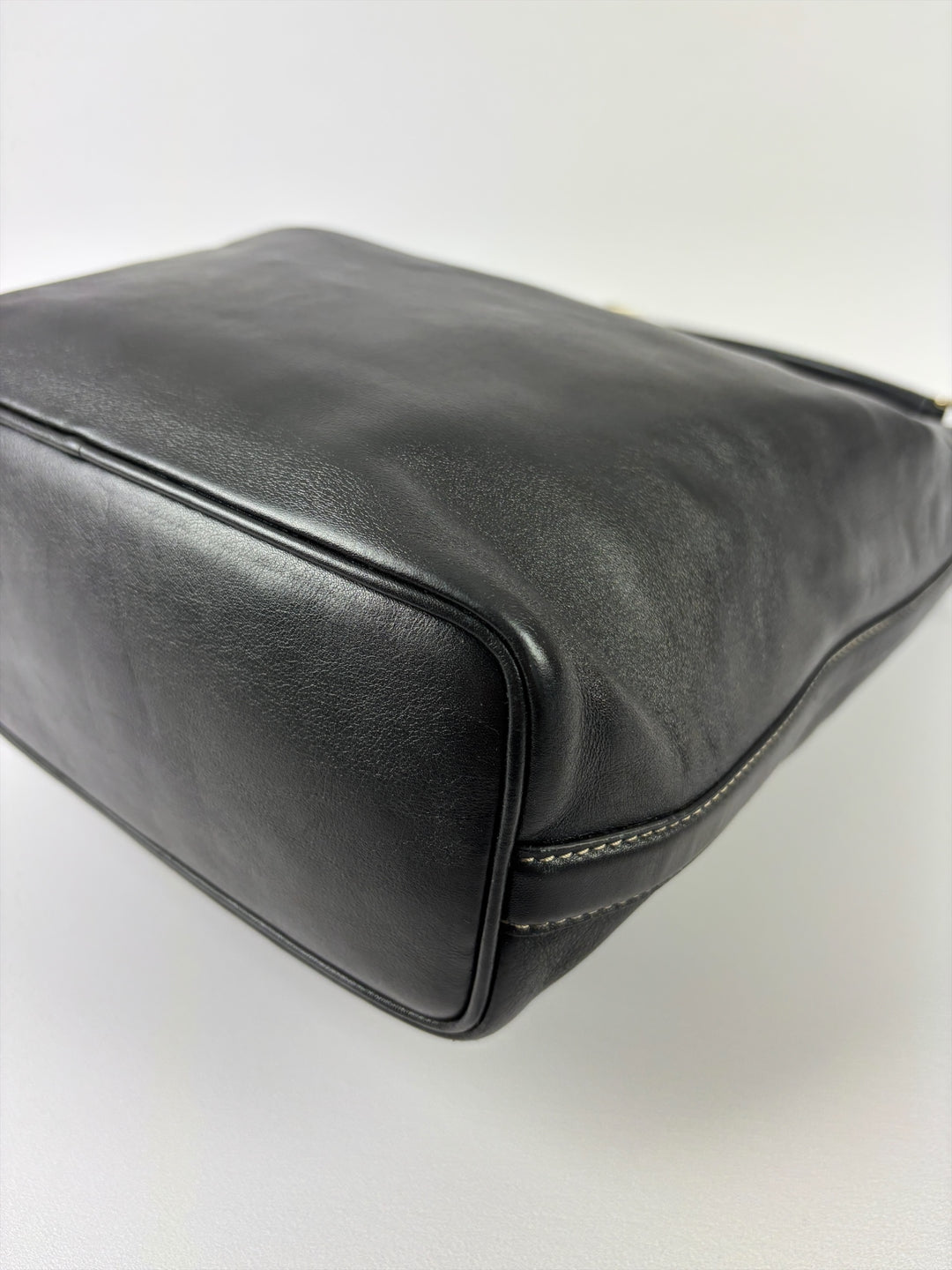 Gucci Leather V Hobo Shoulder Bag in Schwarz, Detailansicht 11