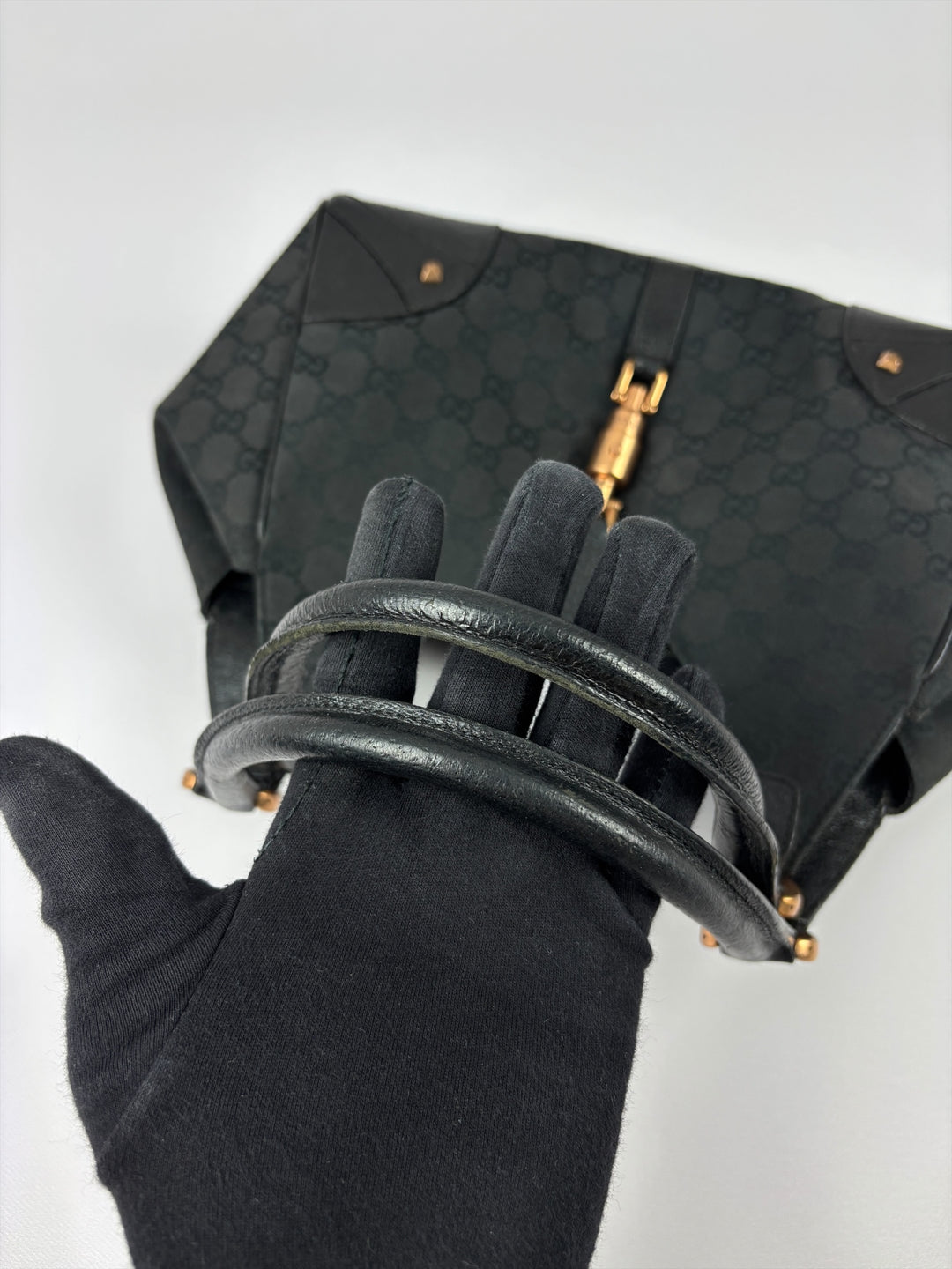 Gucci GG Canvas Jackie Bardot Hobo Shoulder Bag in Schwarz, Detailansicht 11