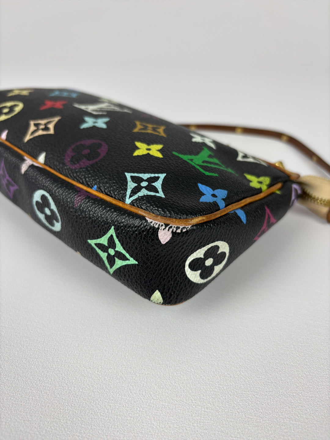 Louis Vuitton Monogram Multicolore Pochette Accessoires Shoulder Bag in Schwarz, Detailansicht 11
