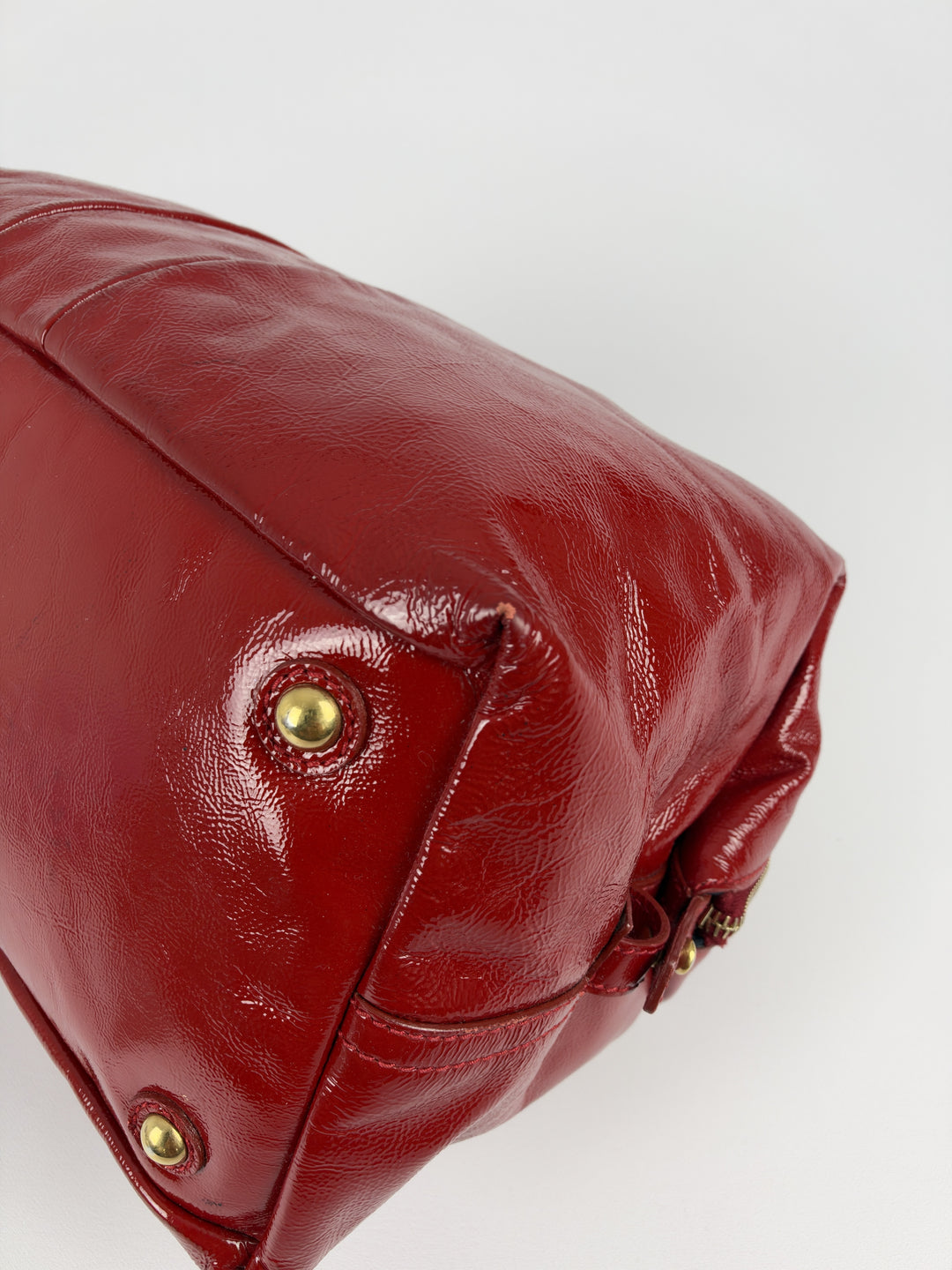 Yves Saint Laurent Easy Y Patent Leather Bag in Rot, Detailansicht 11