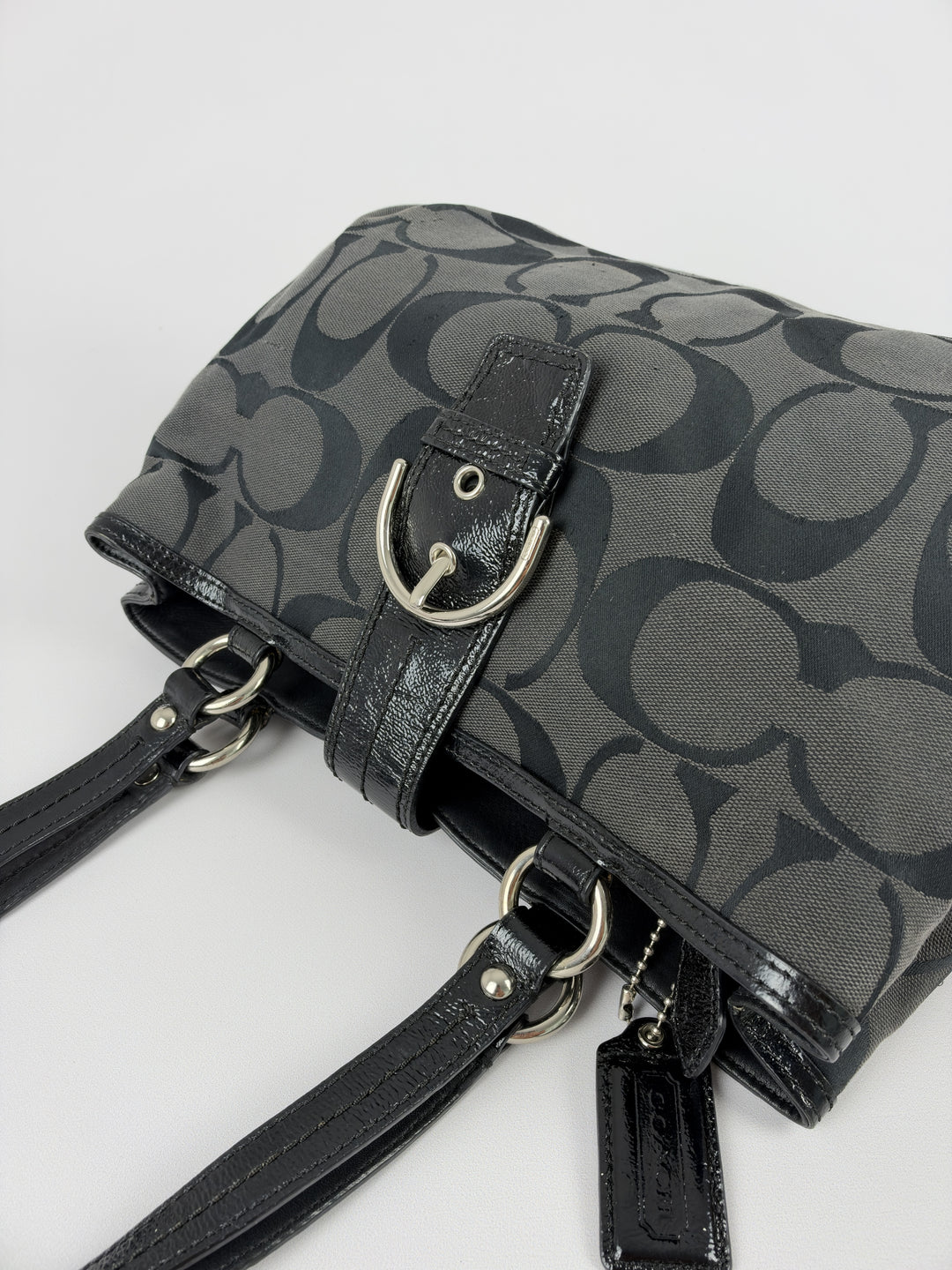 Coach Signature Soho Buckle Tote Shoulder Bag in Grau/Schwarz, Detailansicht 11