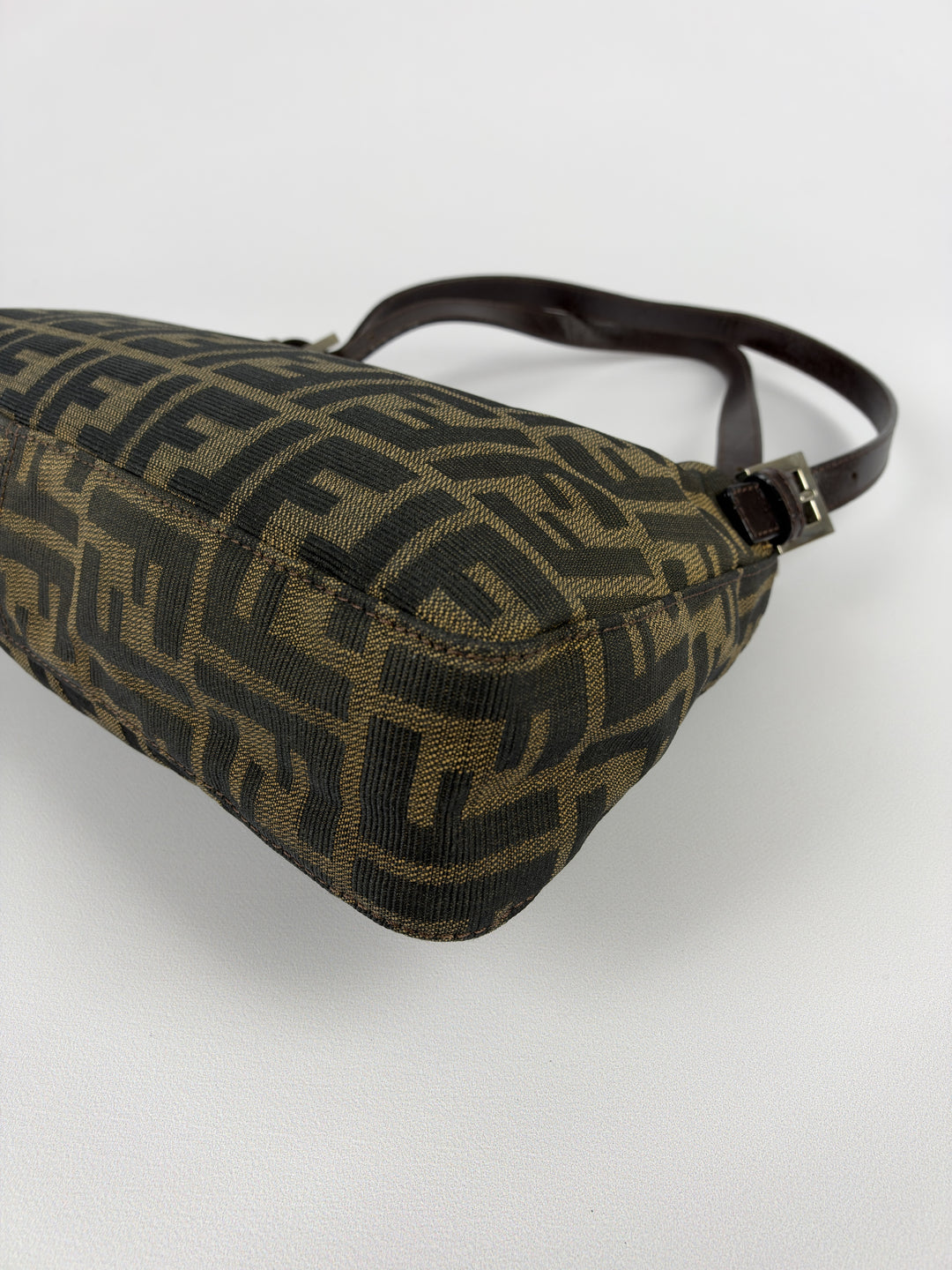 Fendi Zucca Canvas Baguette Buckle Shoulder Bag in Tabakbraun/Schwarz, Detailansicht 11
