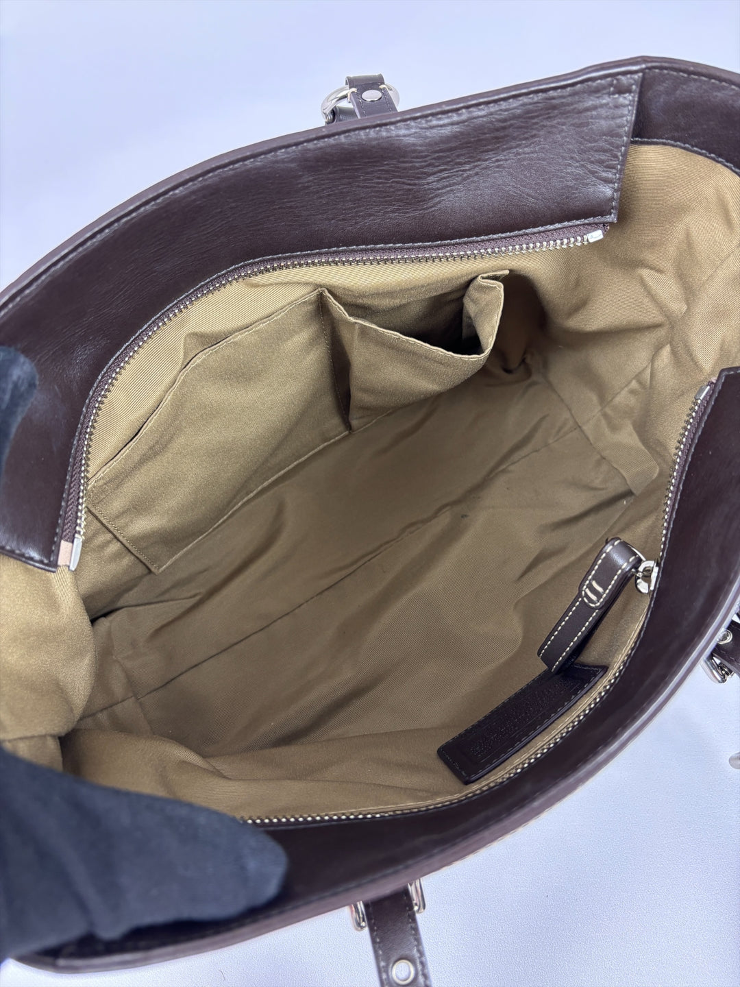 Coach Gallery Suede Tote Shoulder Bag in Dunkelbraun, Detailansicht 11