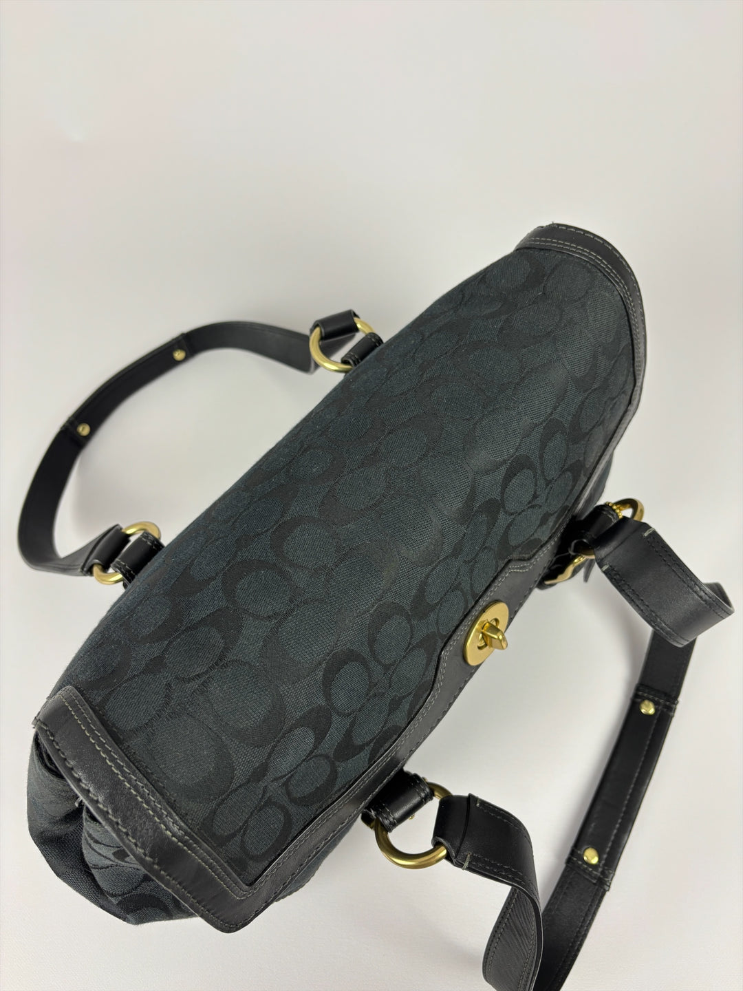 Coach Hampton Signature Flap Satchel Shoulder Bag in Schwarz, Detailansicht 11