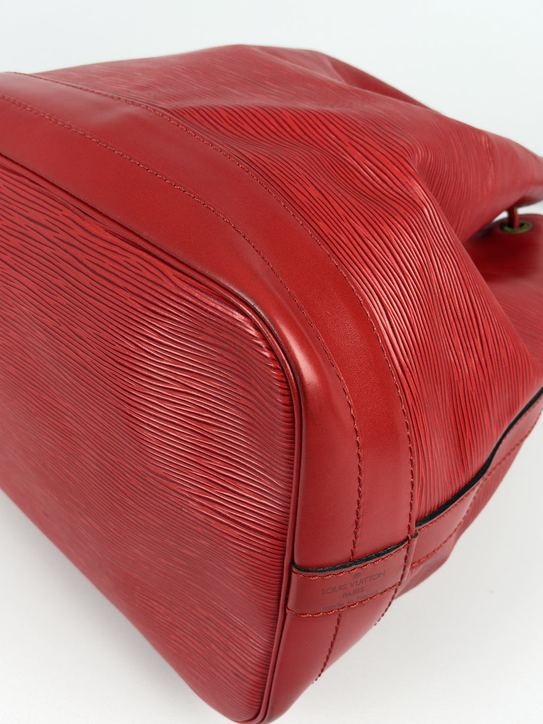 Louis Vuitton Epi Noé GM Shoulder Bag in Rot, Detailansicht 11