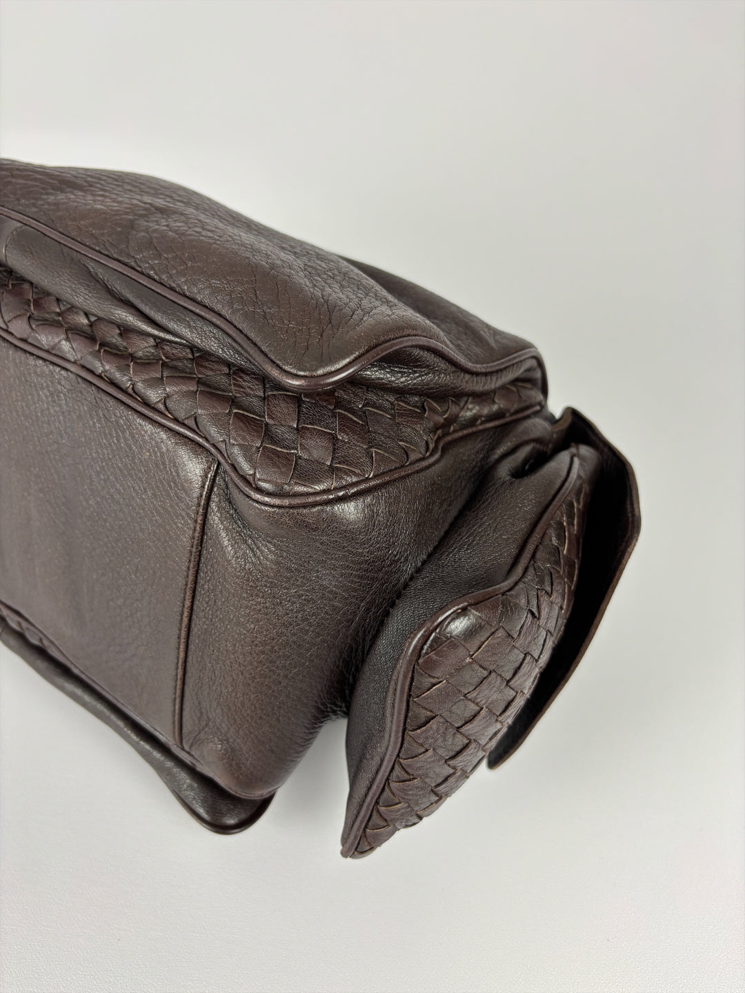 Bottega Veneta Intrecciato Cervo Leather Hobo Shoulder Bag in Dunkelbraun, Detailansicht 11