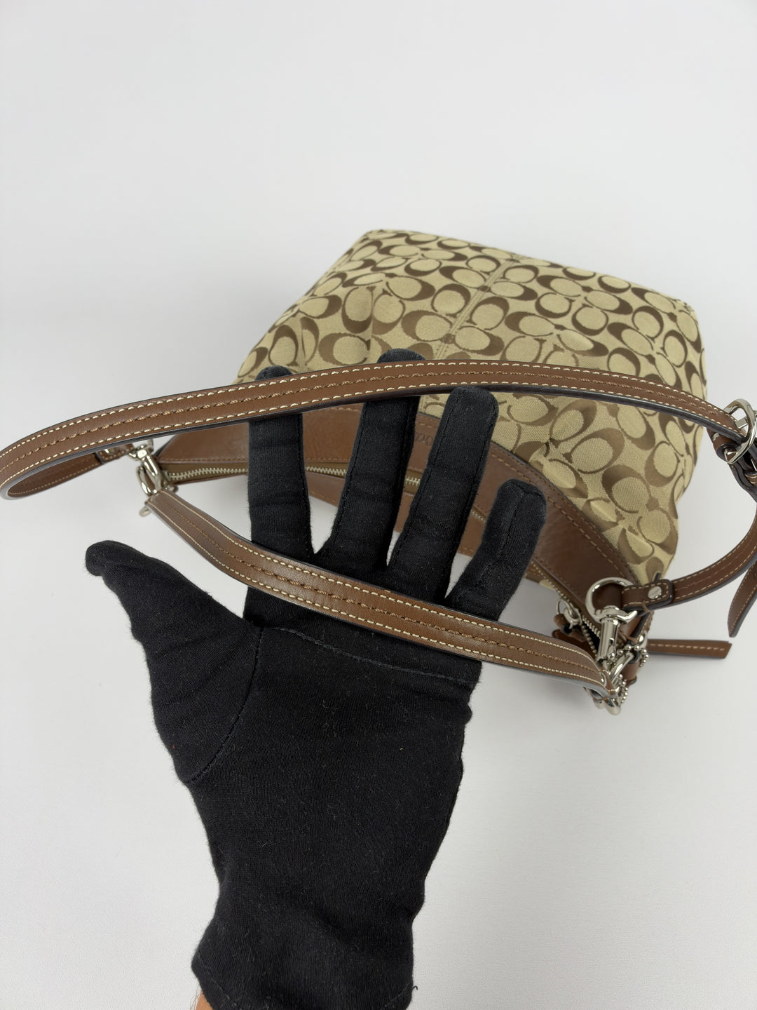 Coach Signature Convertible Hobo Shoulder Bag in Khaki/Braun, Detailansicht 11