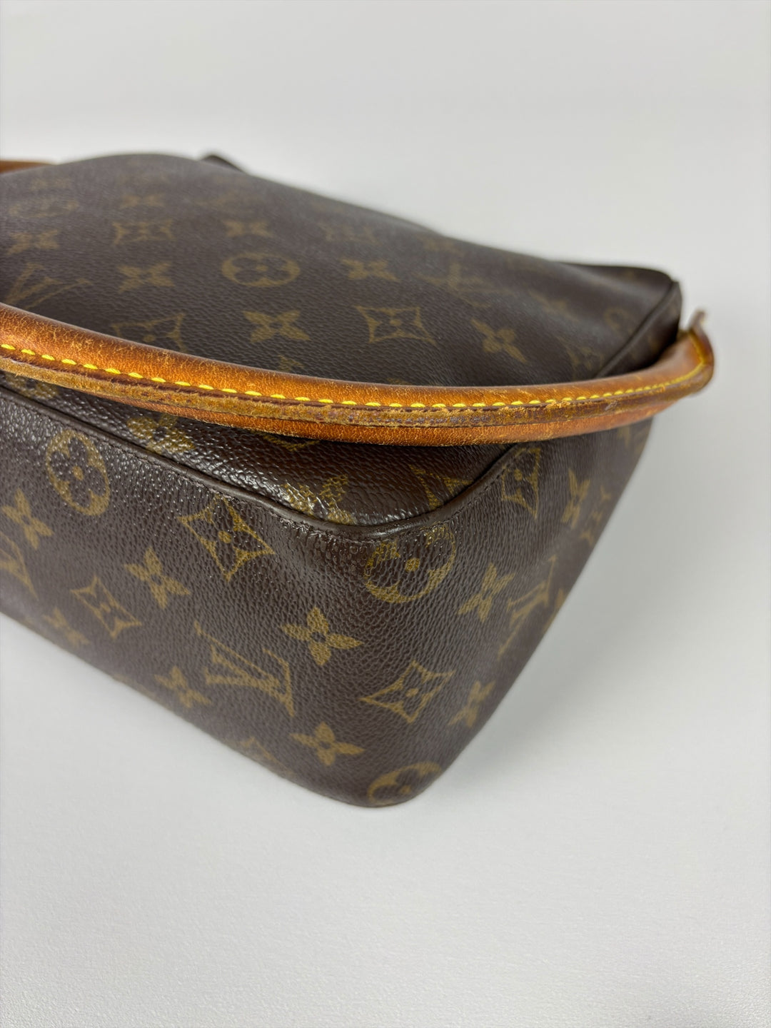 Louis Vuitton Monogram Looping PM Shoulder Bag in Braun, Detailansicht 11