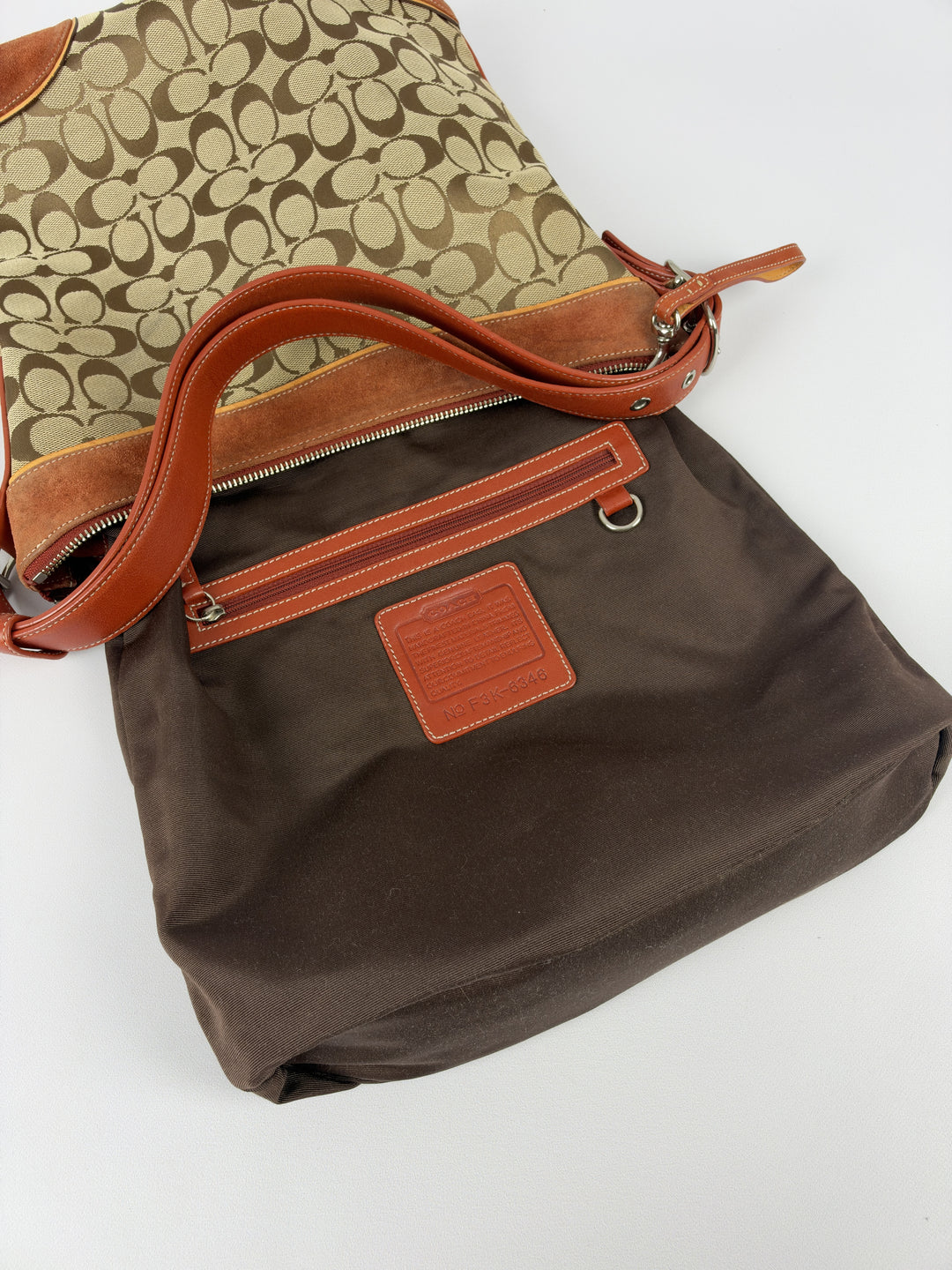 Coach Signature Suede Trim Hobo Shoulder Bag in Khaki/Braun, Detailansicht 11