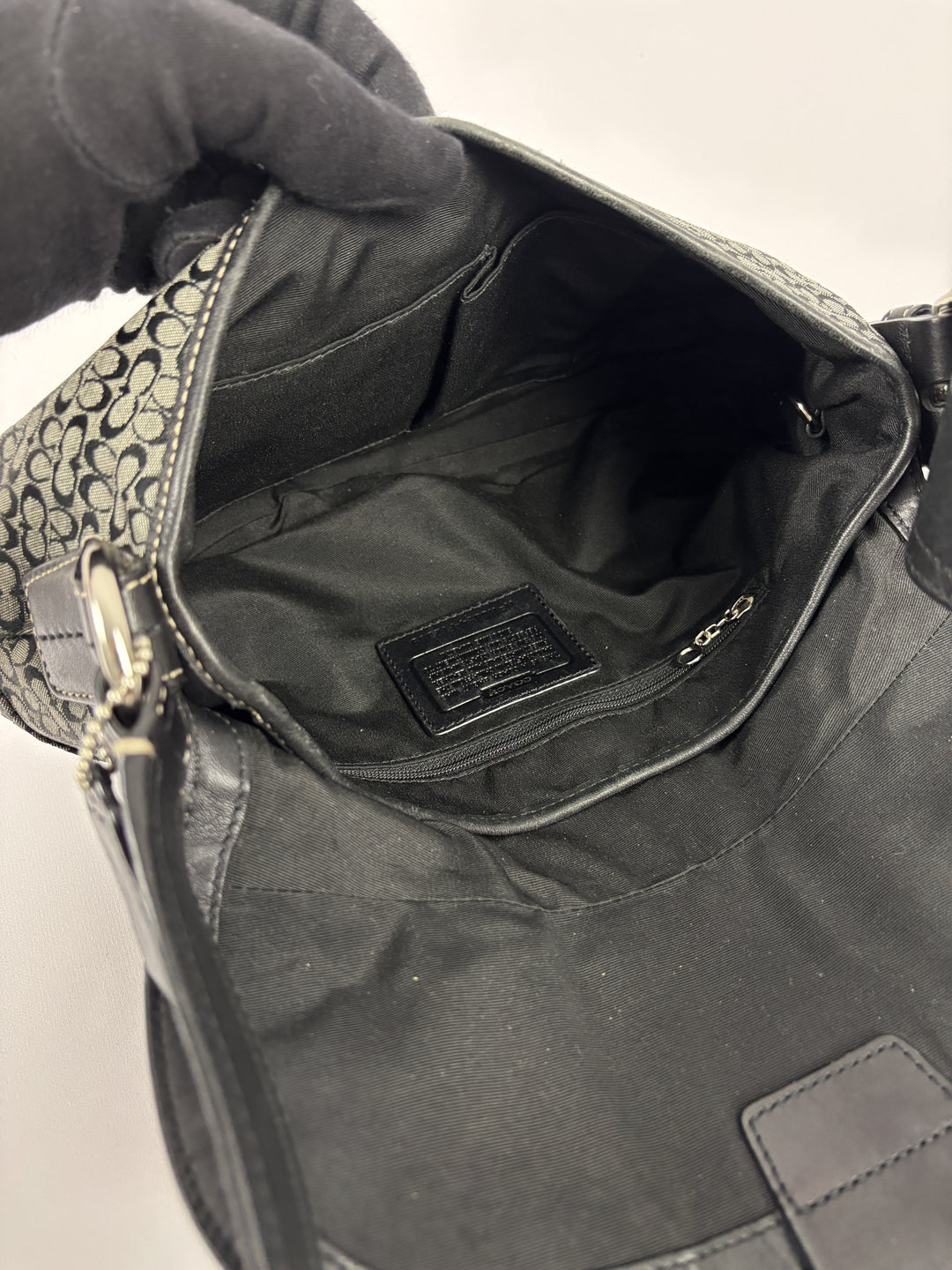 Coach Soho Mini Signature Buckle Flap Shoulder Bag in Grau/Schwarz, Detailansicht 11