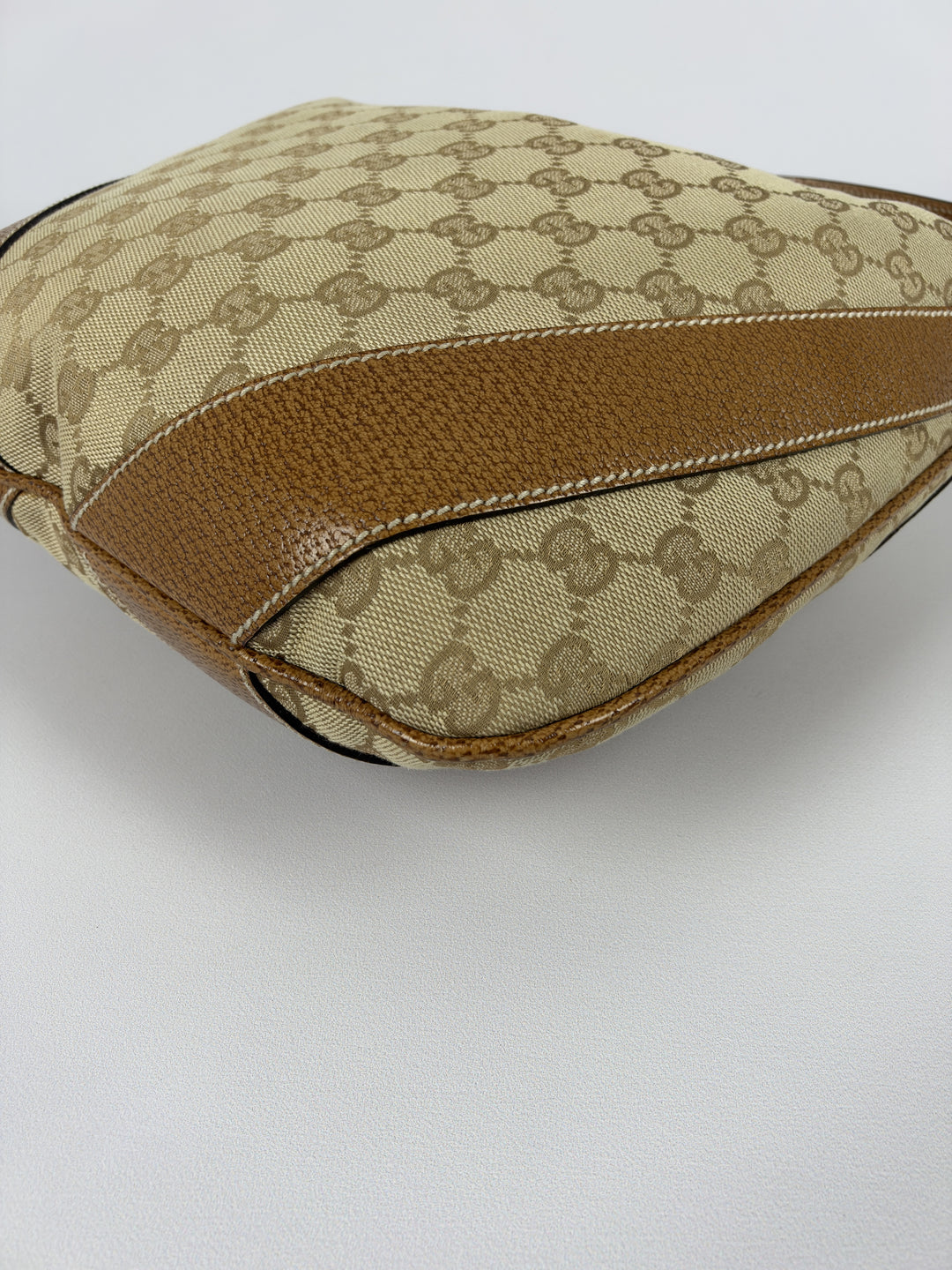 Gucci GG Canvas Small Hobo Shoulder Bag in Beige/Ebenholz, Detailansicht 11