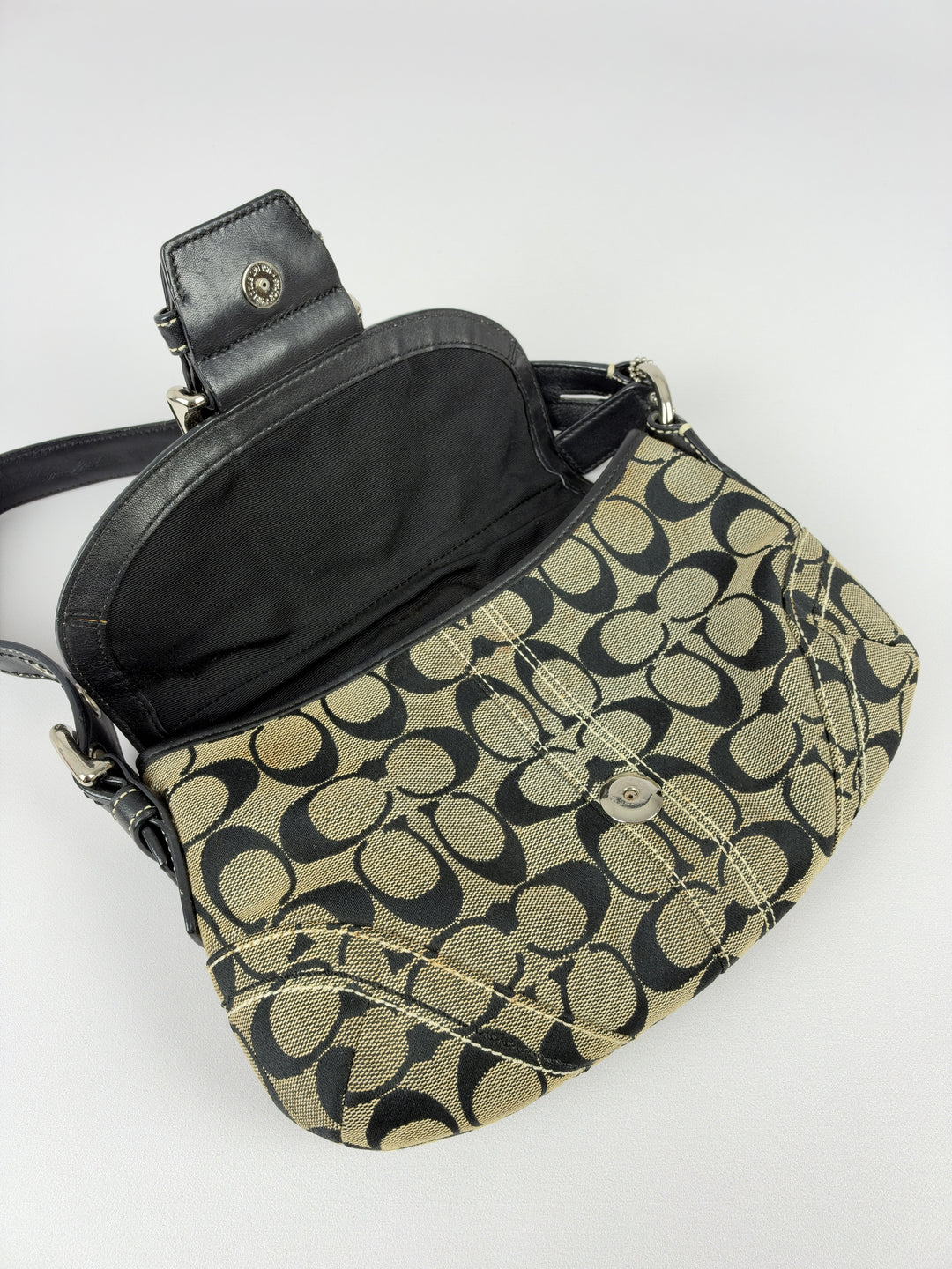 Coach Soho Signature Buckle Flap Baguette Shoulder Bag in Khaki/Schwarz, Detailansicht 11