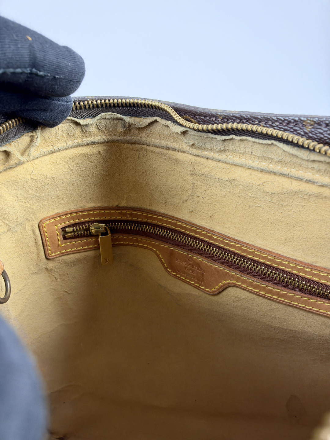 Louis Vuitton Monogram Looping GM Shoulder Bag in Braun, Detailansicht 11