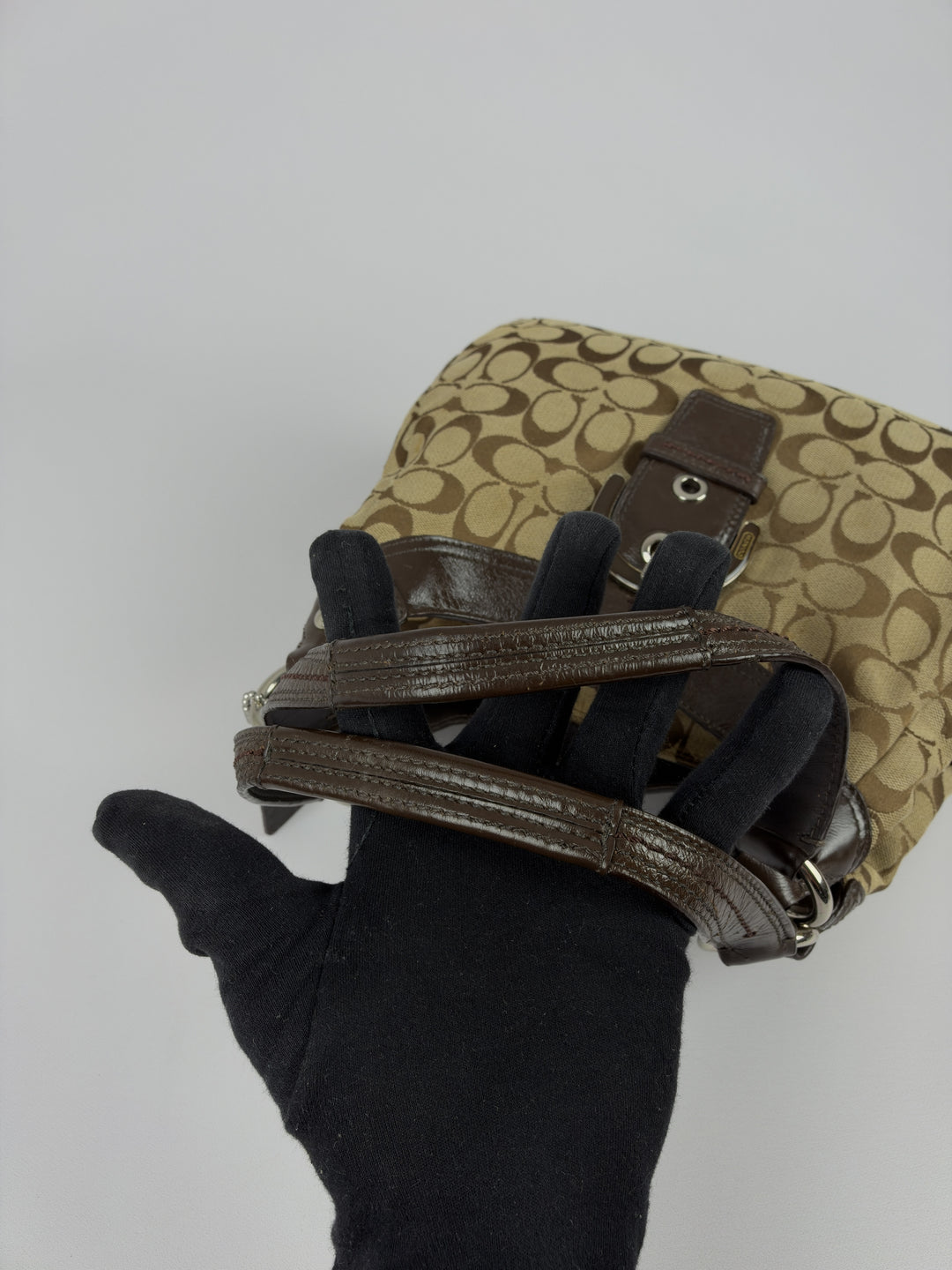 Coach Soho Signature Buckle Hobo Shoulder Bag in Khaki/Braun, Detailansicht 11