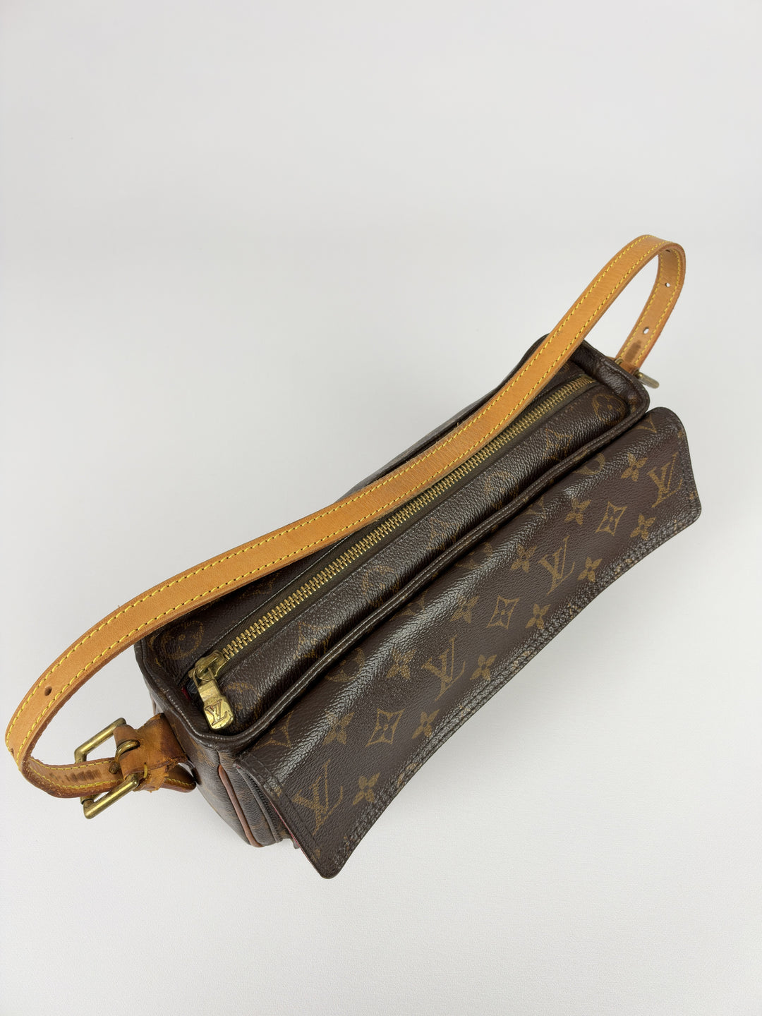 Louis Vuitton Monogram Viva Cité PM Shoulder Bag in Braun, Detailansicht 11