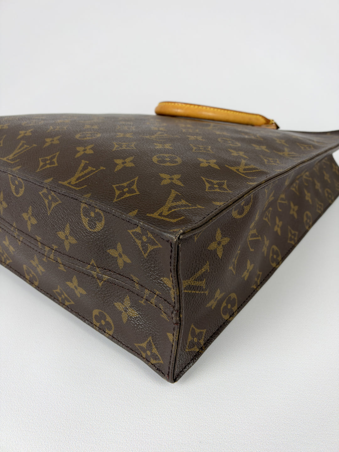 Louis Vuitton Monogram Sac Plat in Braun, Detailansicht 11