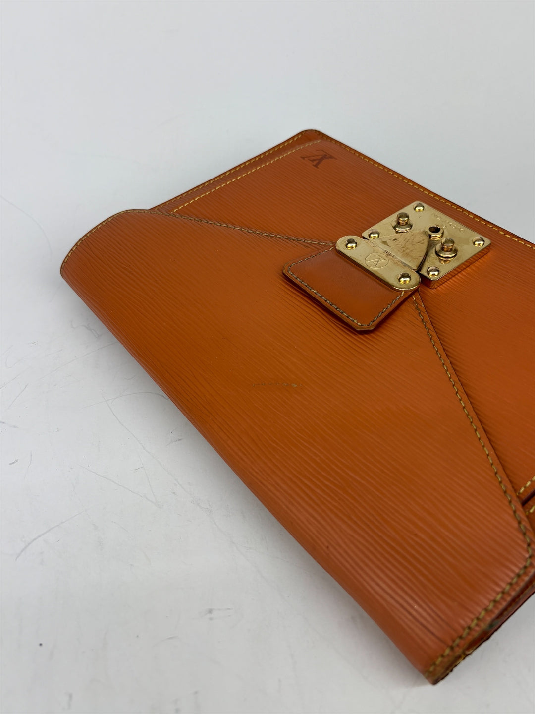 Louis Vuitton Epi Sellier Dragonne Clutch in Kenyan Fawn, Detailansicht 10