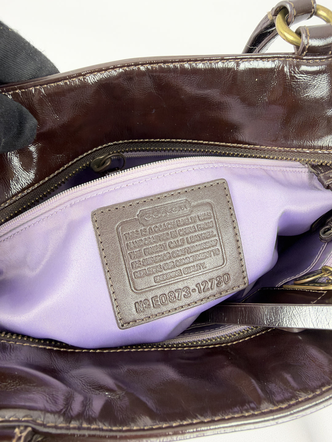 Coach Gallery Patent Leather Pleated Tote Shoulder Bag in Dunkelbraun, Detailansicht 12