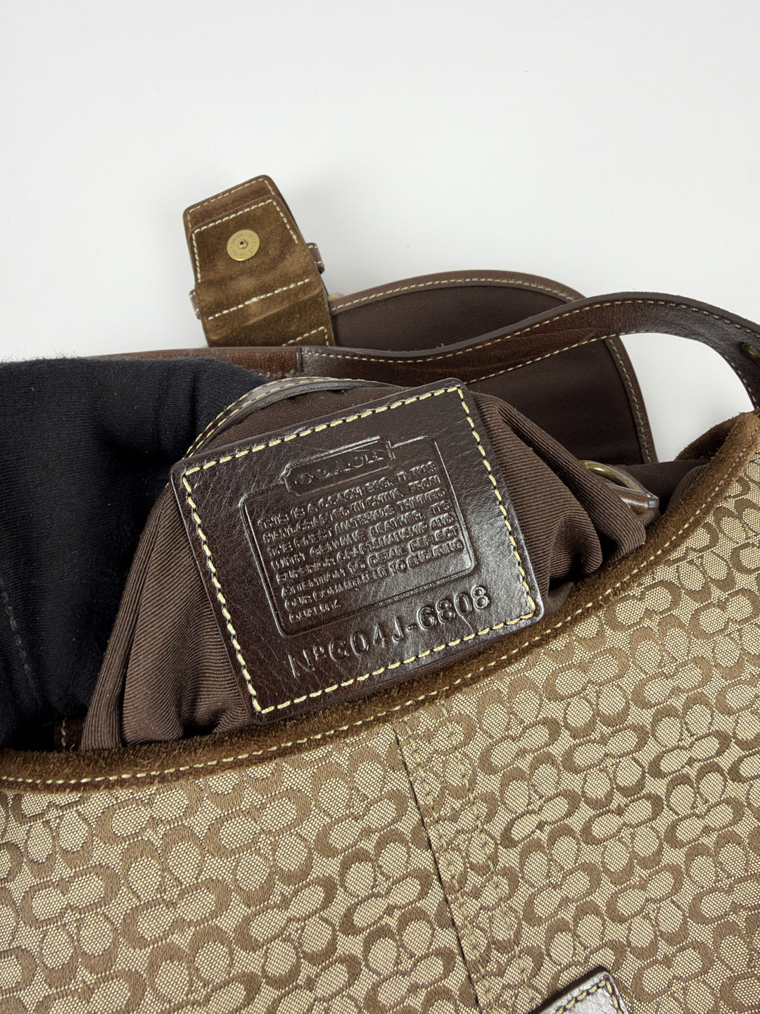 Coach Soho Mini Signature Suede Buckle Flap Shoulder Bag in Khaki/Braun, Detailansicht 12