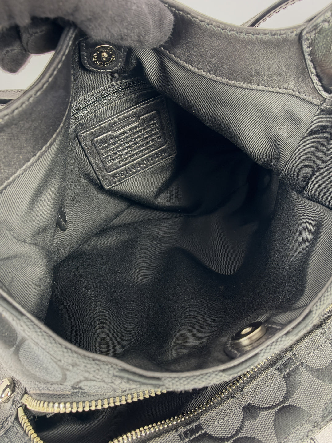 Coach Soho Signature Buckle Hobo Shoulder Bag in Schwarz/Anthrazit, Detailansicht 12