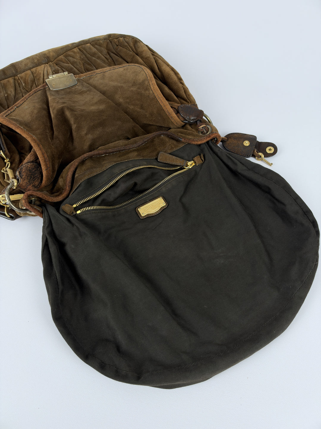 Miu Miu Coffer Matelassé Suede Hobo Shoulder Bag in Oliv-/Tabakbraun, Detailansicht 12
