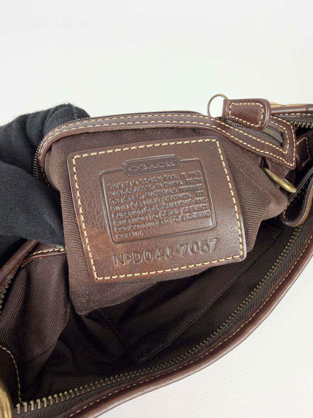 Coach Signature Studded Suede Hobo Shoulder Bag in Khaki/Braun, Detailansicht 12