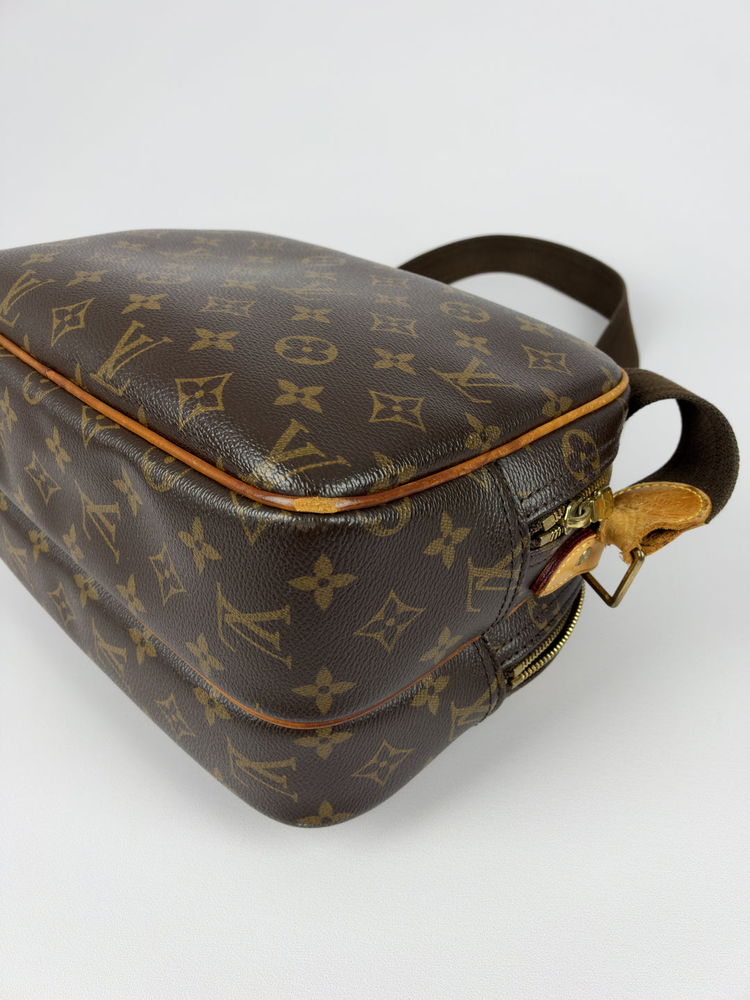 Louis Vuitton Monogram Reporter PM Shoulder Bag in Braun/Beige, Detailansicht 12