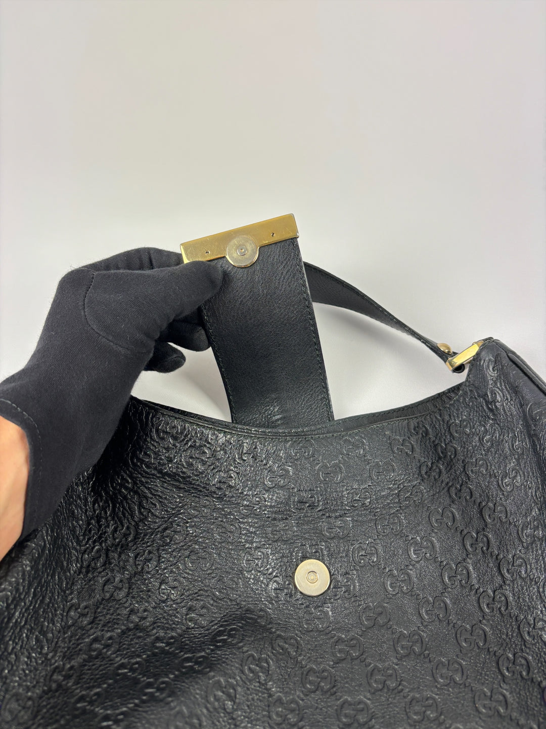 Gucci Guccissima Leather New Britt Hobo Shoulder Bag in Schwarz, Detailansicht 12