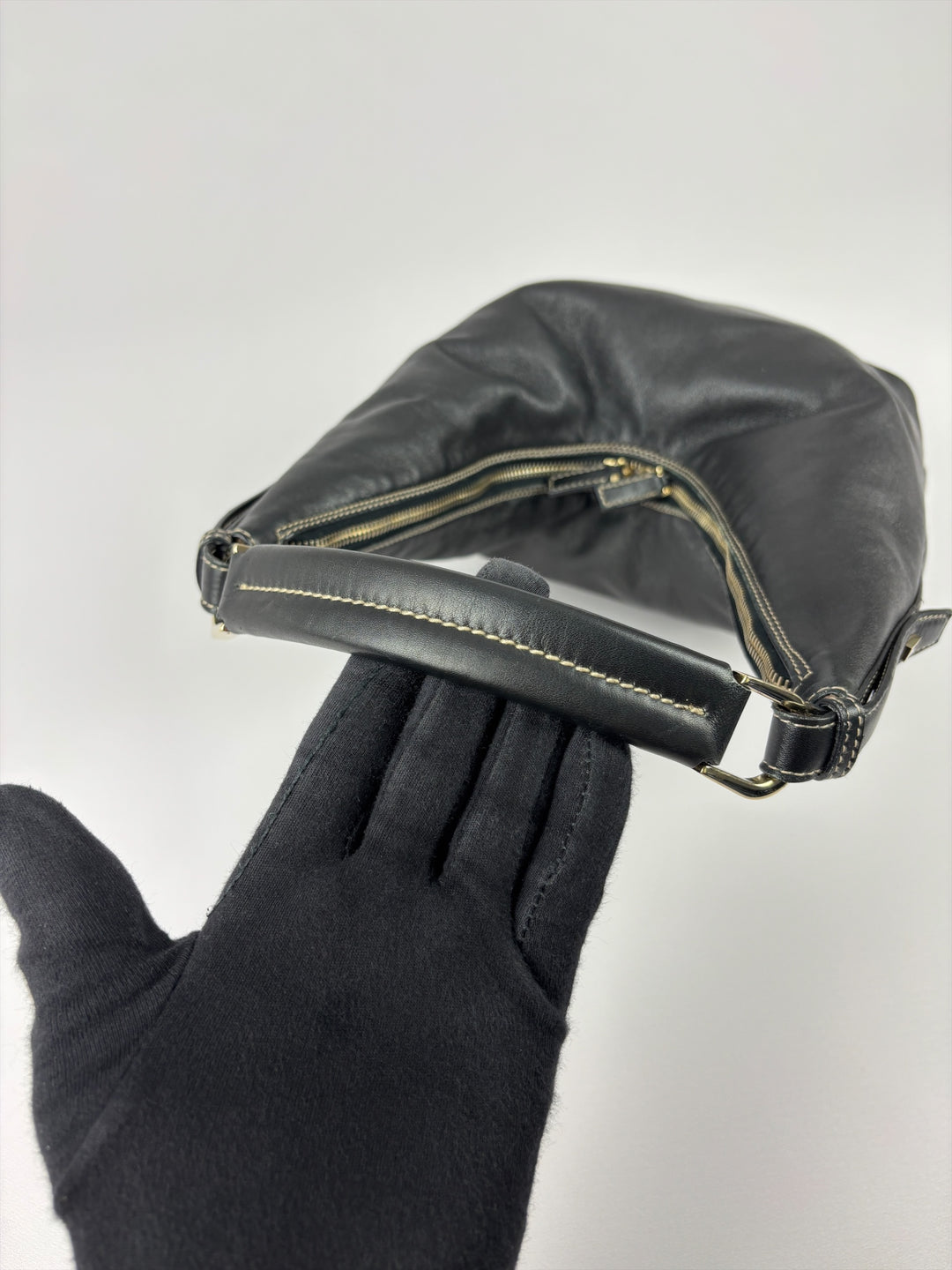 Gucci Leather V Hobo Shoulder Bag in Schwarz, Detailansicht 12