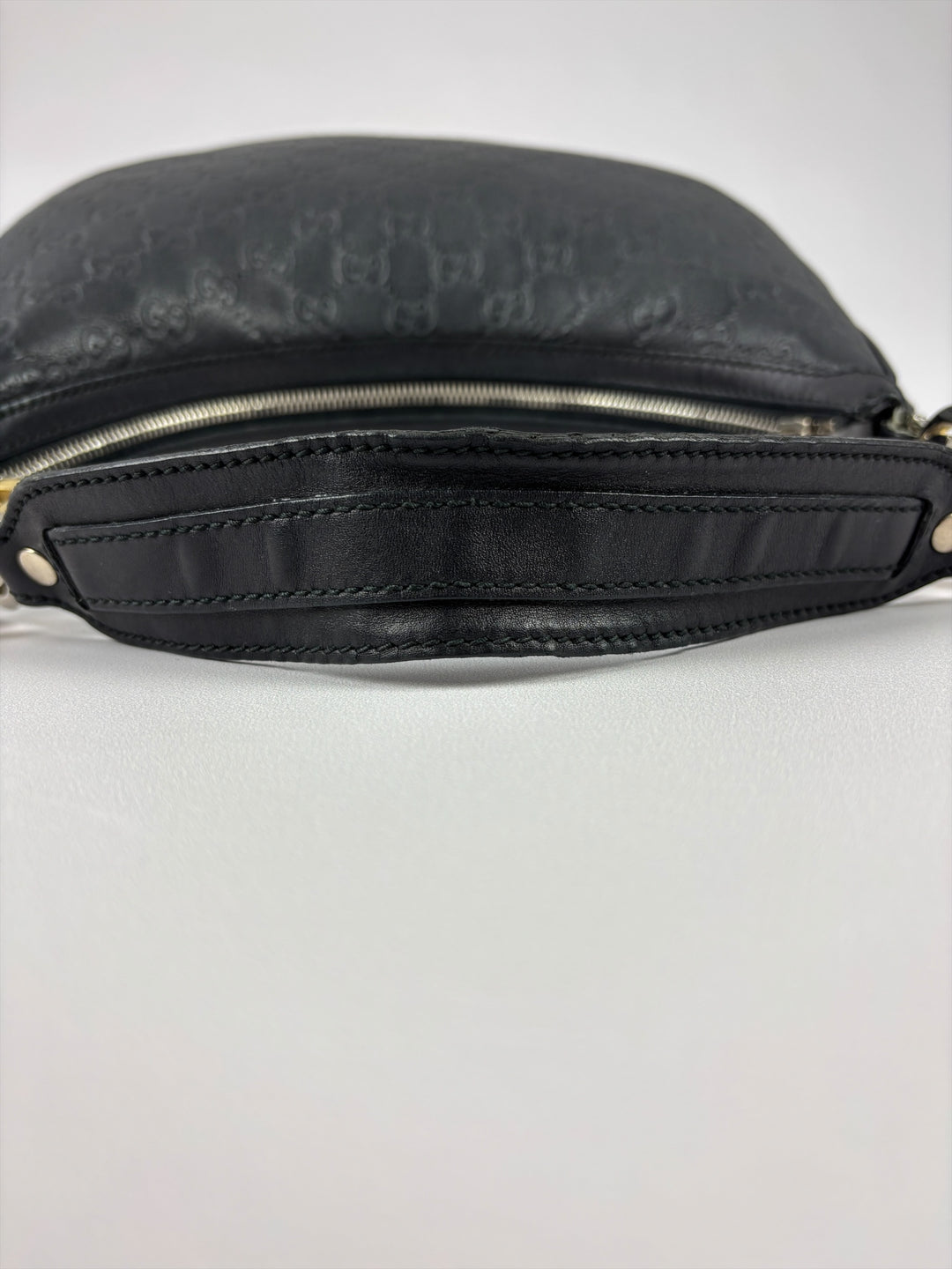 Gucci Guccissima Leather GG Twins Hobo Shoulder Bag in Schwarz, Detailansicht 12