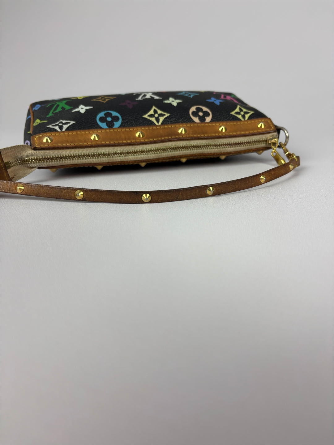 Louis Vuitton Monogram Multicolore Pochette Accessoires Shoulder Bag in Schwarz, Detailansicht 12